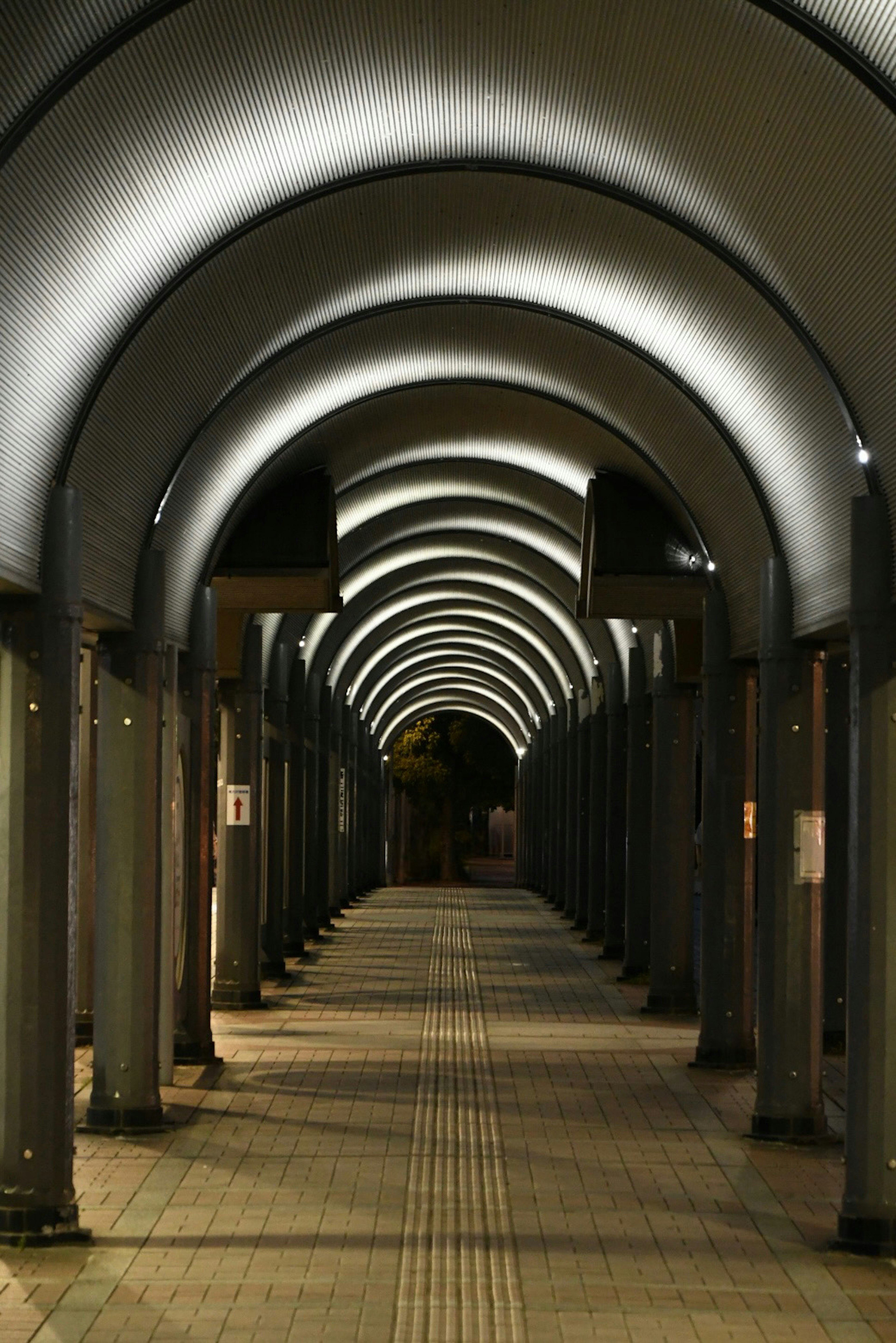 Long couloir avec des lumières en arc et une architecture moderne