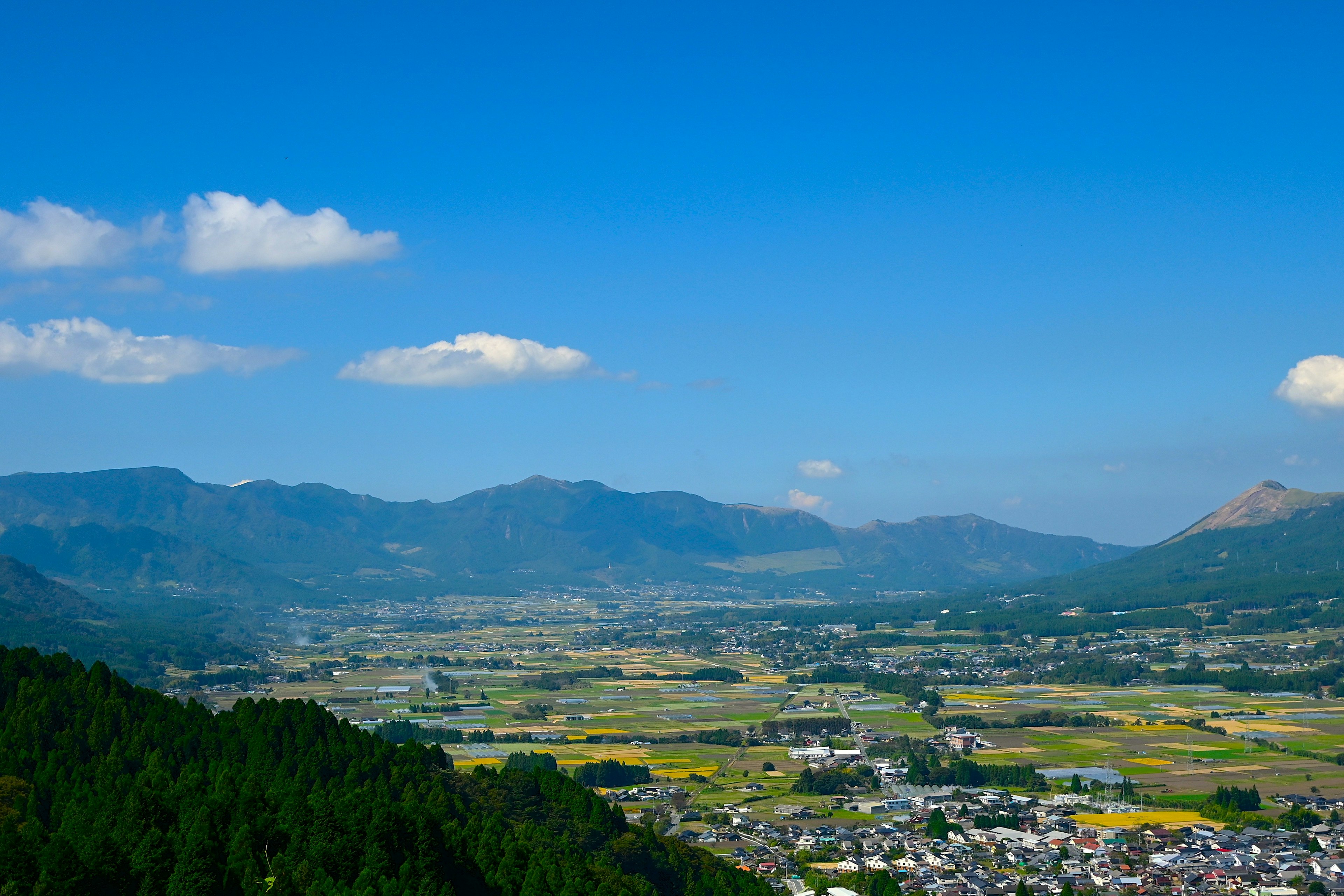 Vista panoramica della campagna con montagne e cielo blu