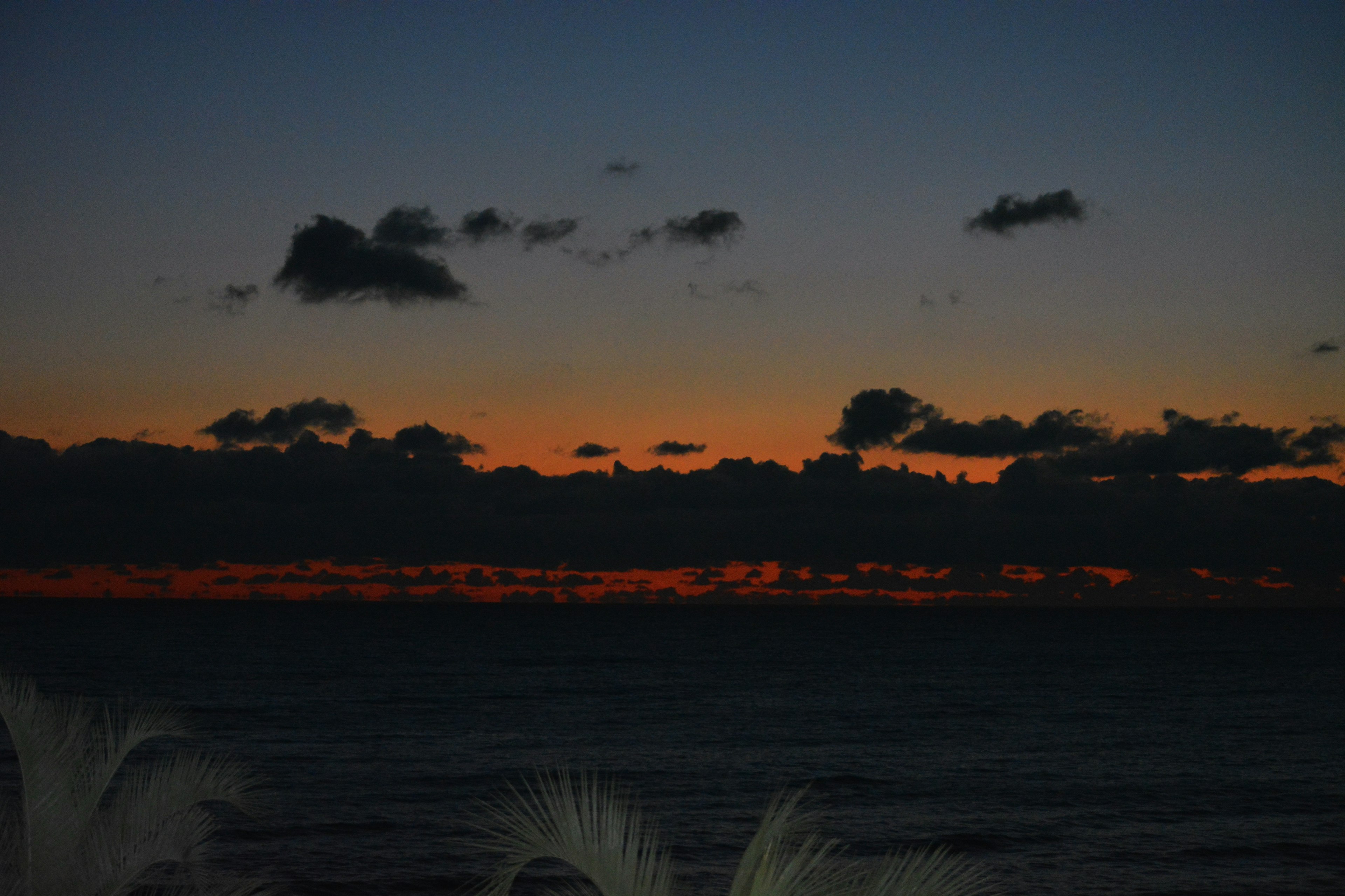 夕焼けの海の風景 黒い雲とオレンジ色の空