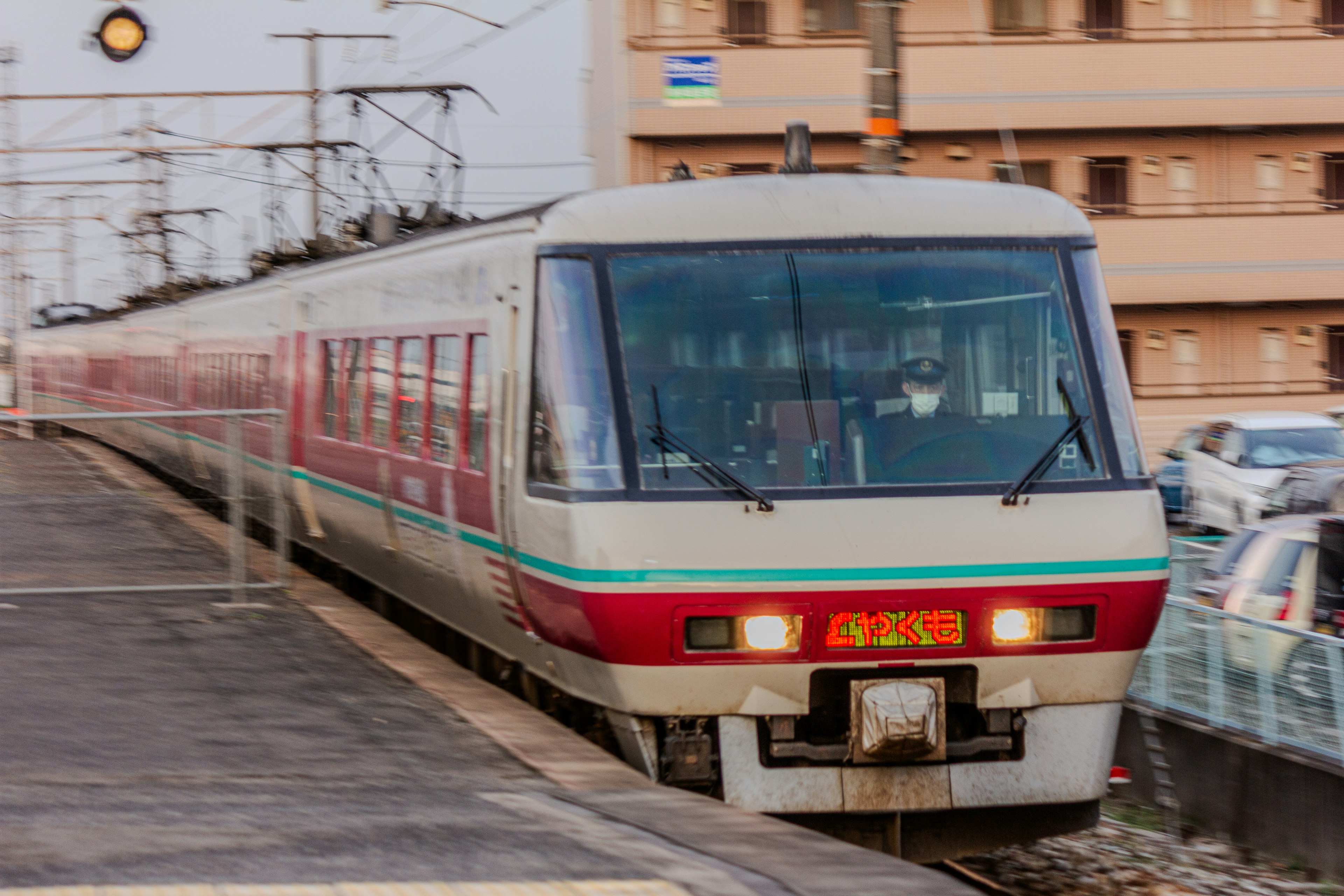 Train rouge et blanc arrivant à la gare