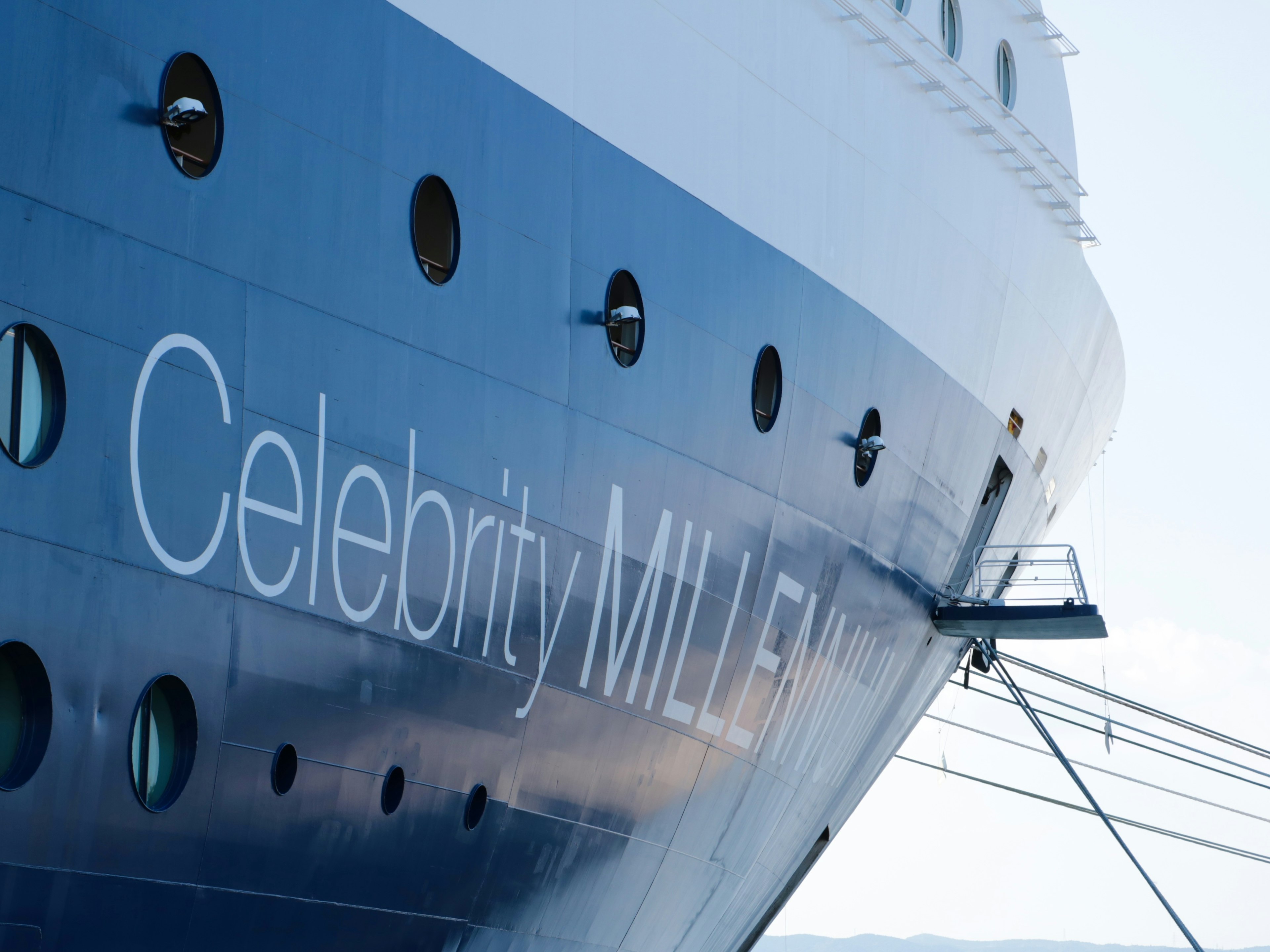 Cận cảnh tàu du lịch Celebrity Millennium với thân tàu màu xanh