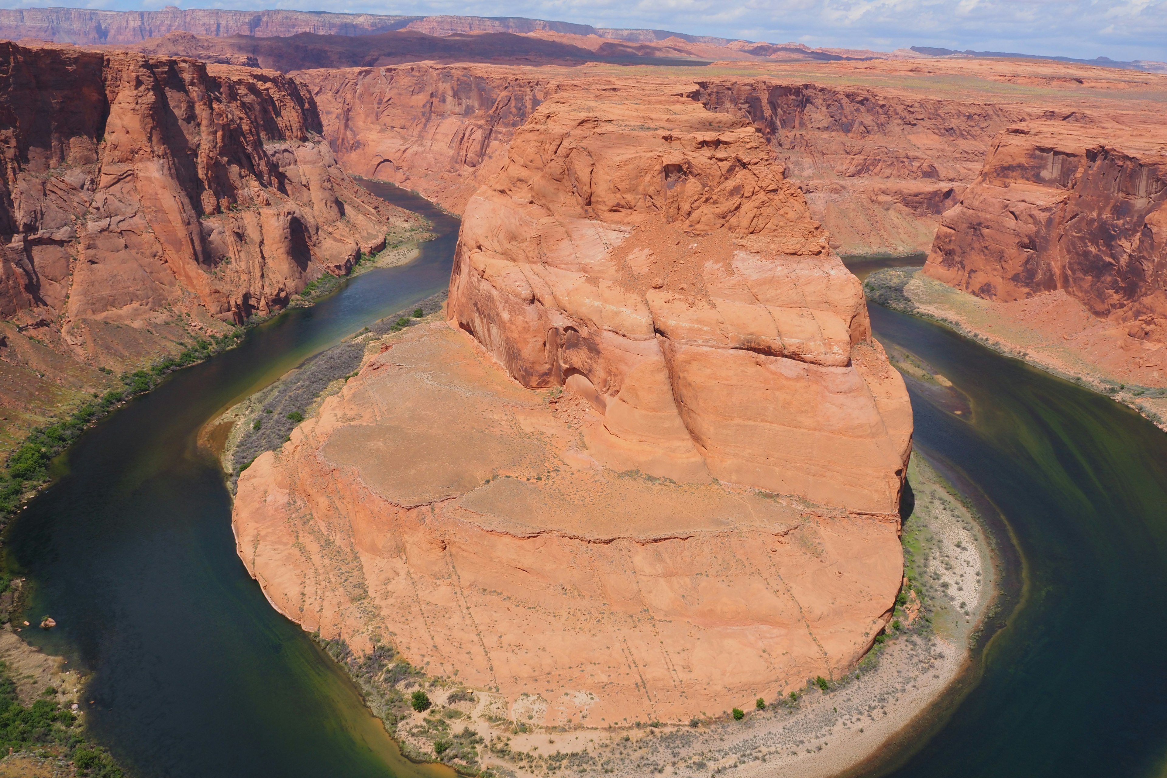 Vista aérea de Horseshoe Bend en Arizona con formaciones rocosas rojas y un río sinuoso