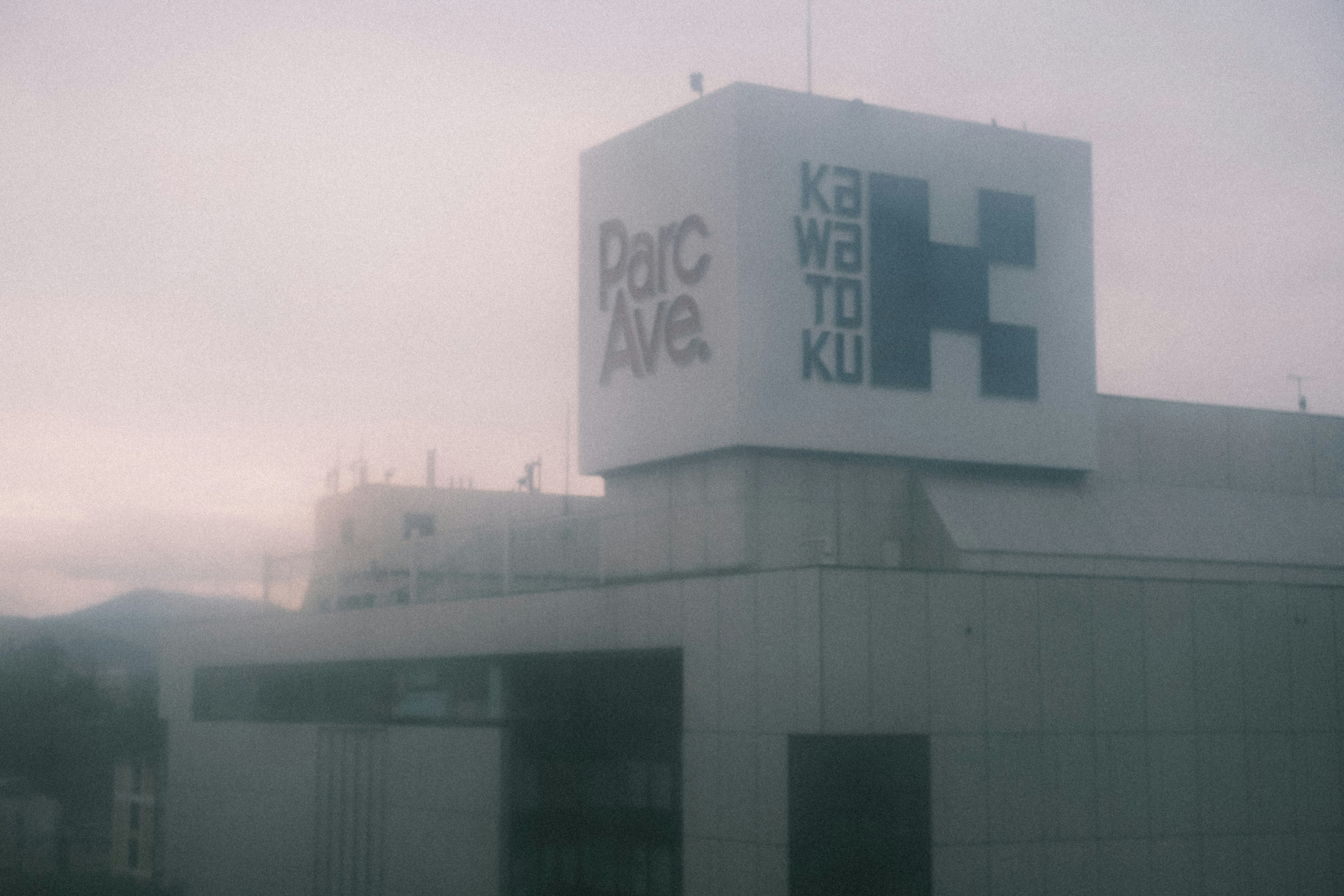 Edificio con insegna Parc Ave e logo Kawatoku