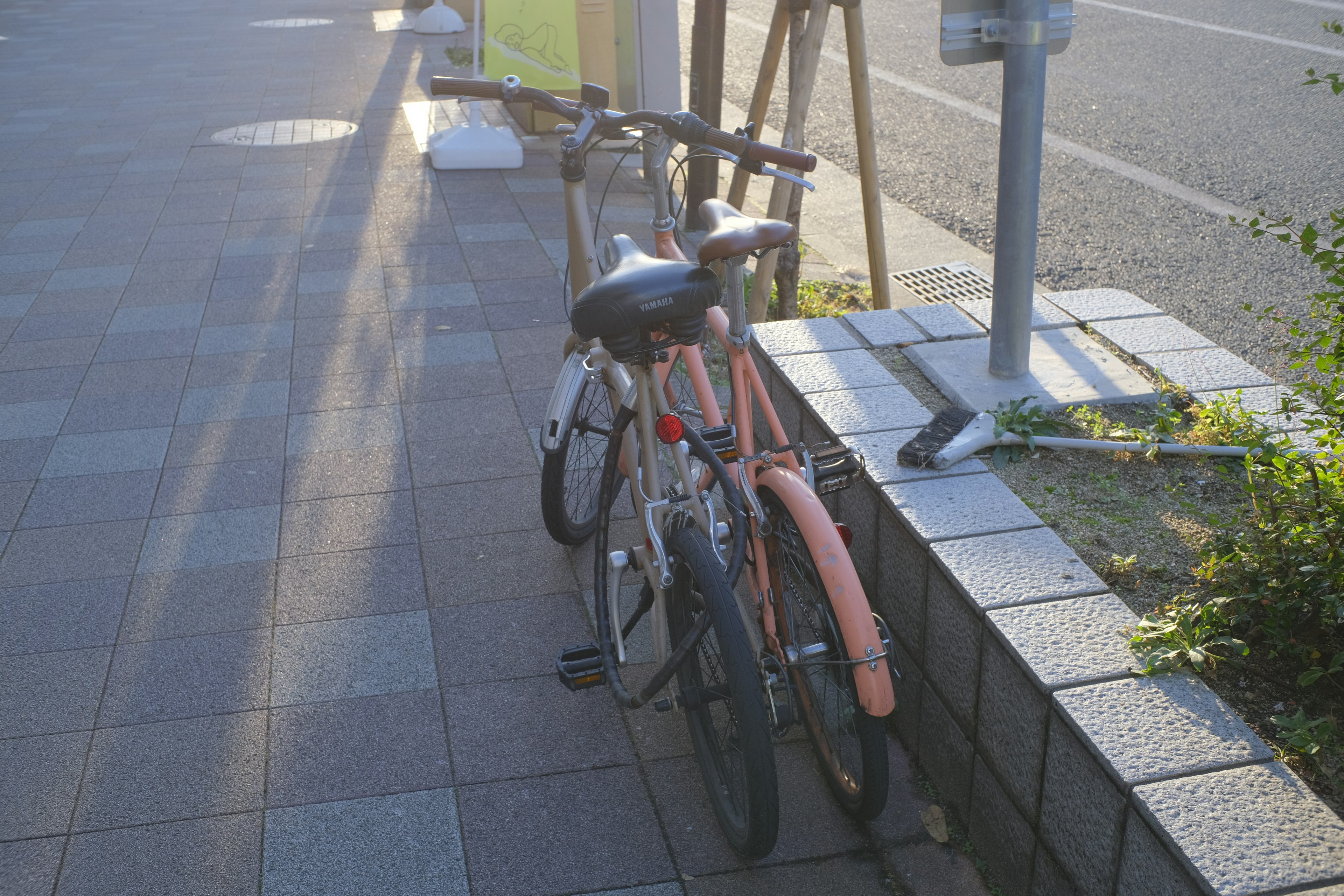 Biciclette parcheggiate sul marciapiede alla luce del mattino