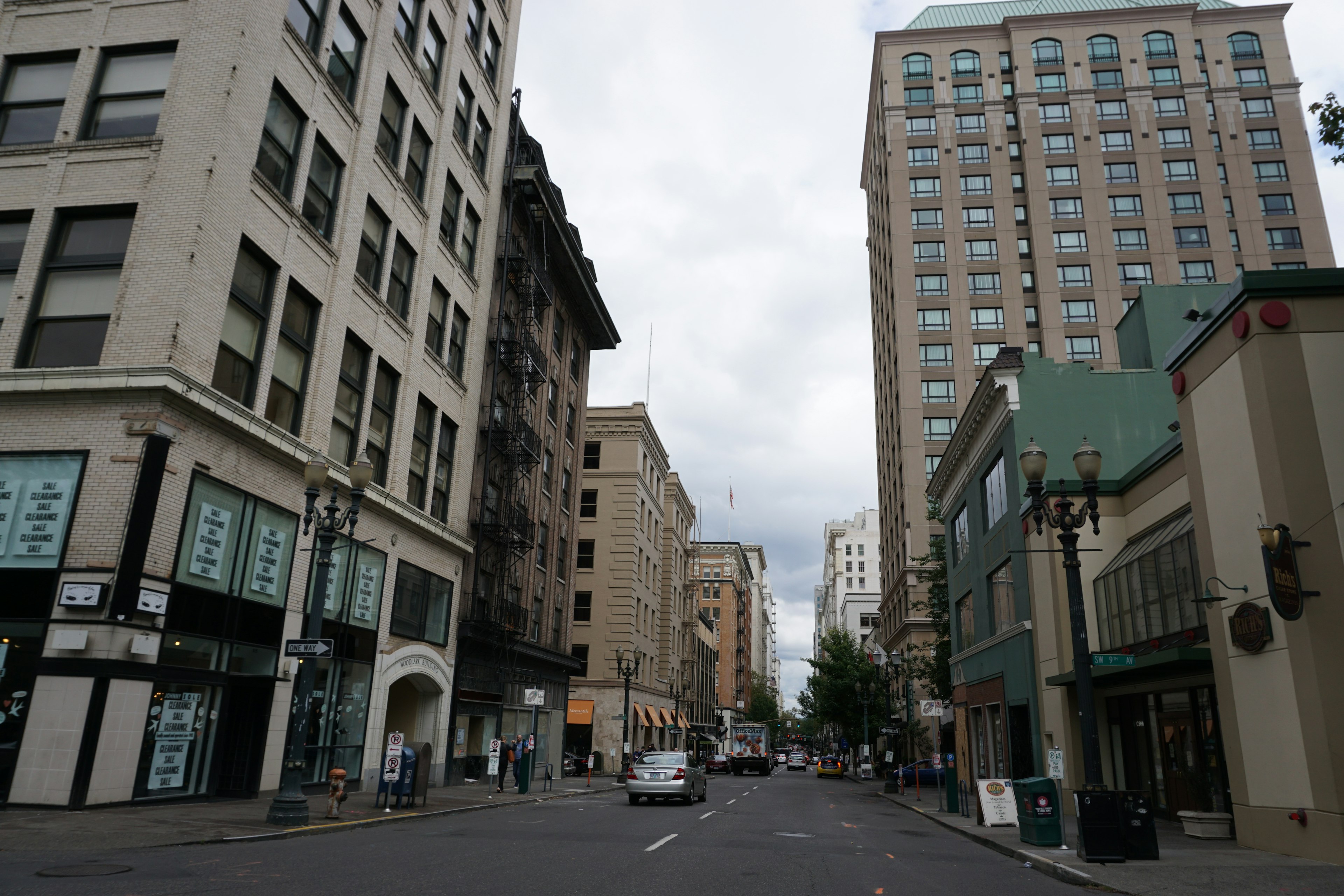 Vista de una calle urbana con edificios antiguos y rascacielos modernos