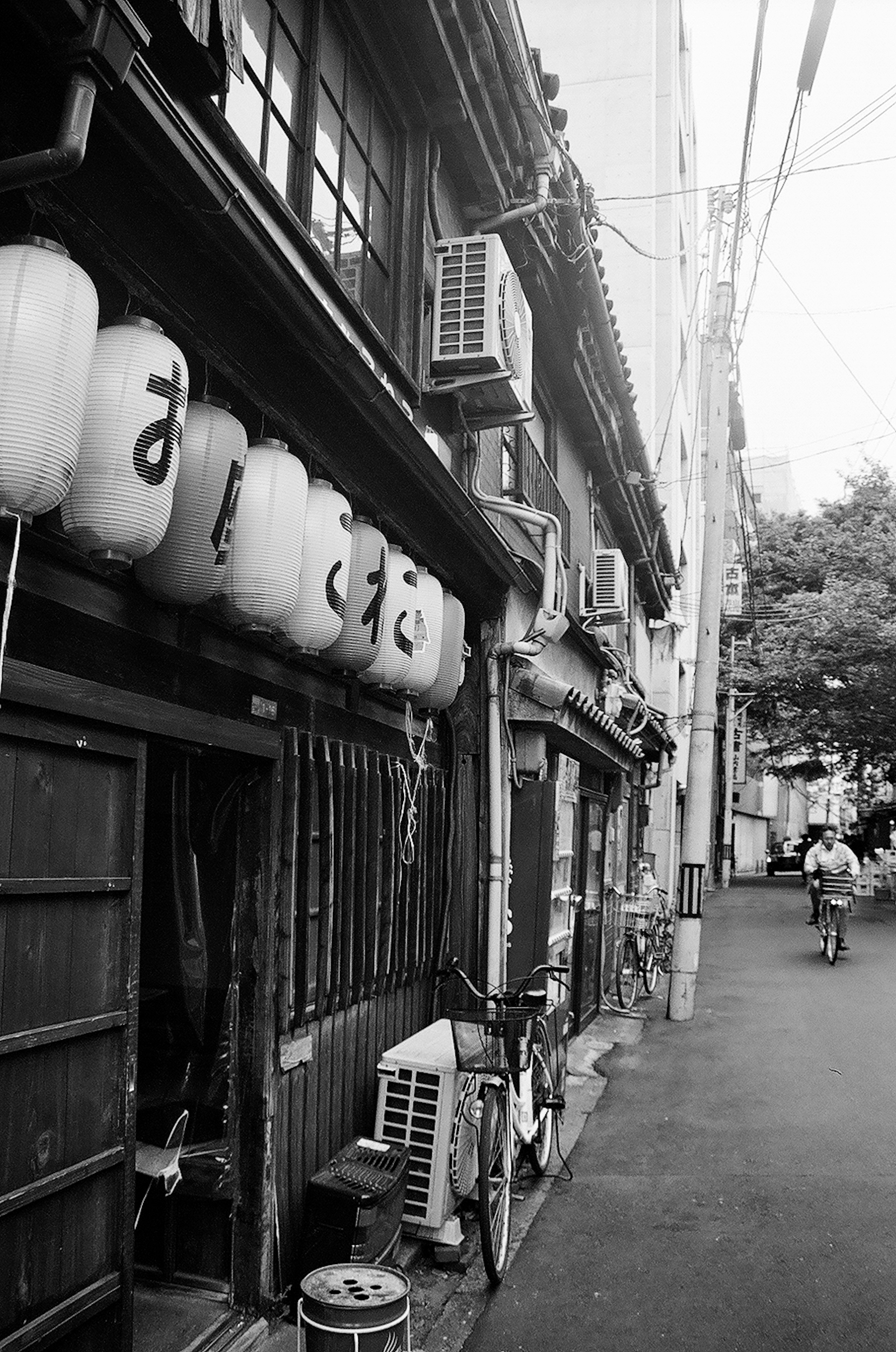 Scène de rue historique avec lanternes traditionnelles et vieux bâtiments