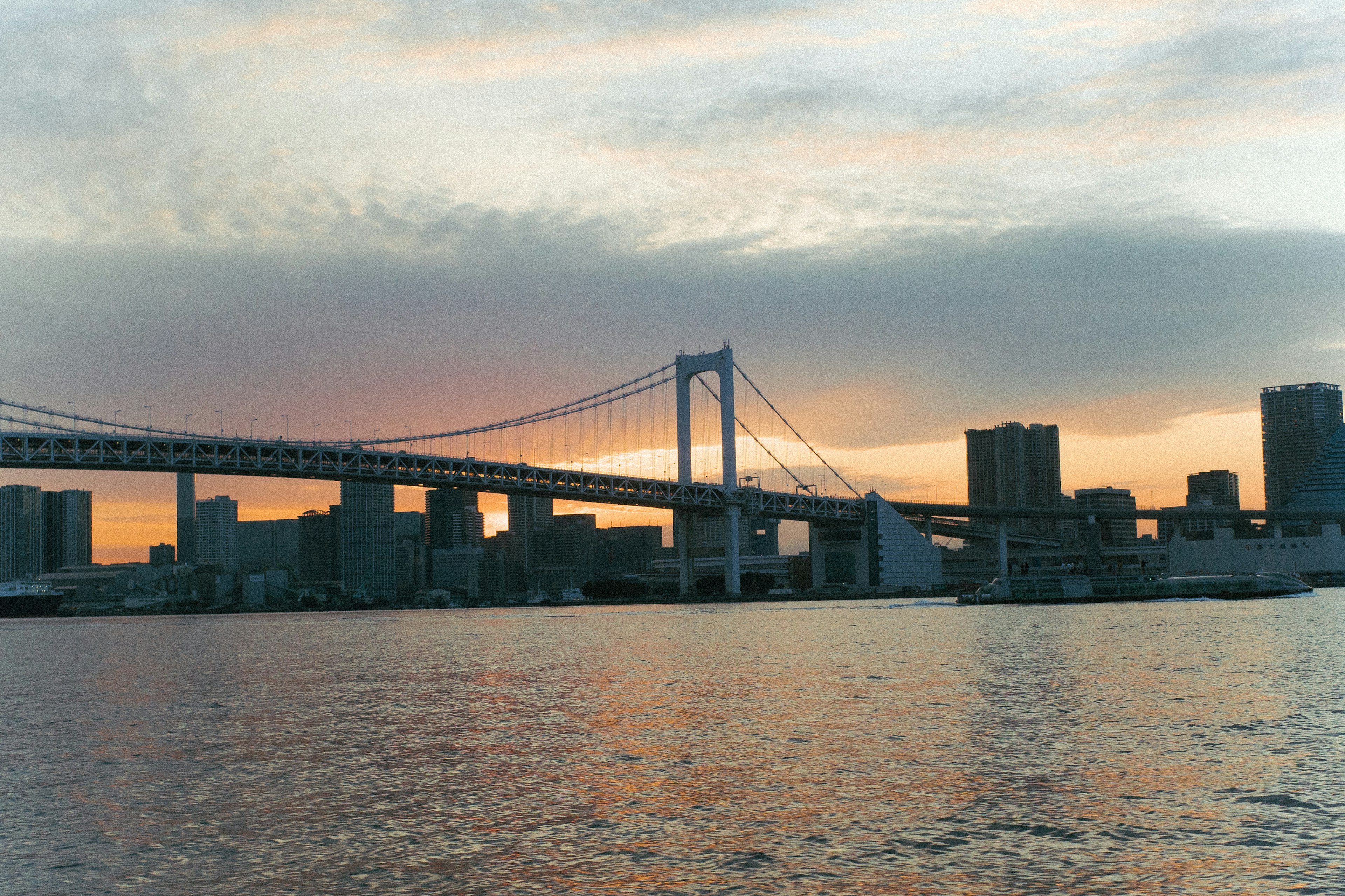 Pont Rainbow et skyline de Tokyo au coucher du soleil