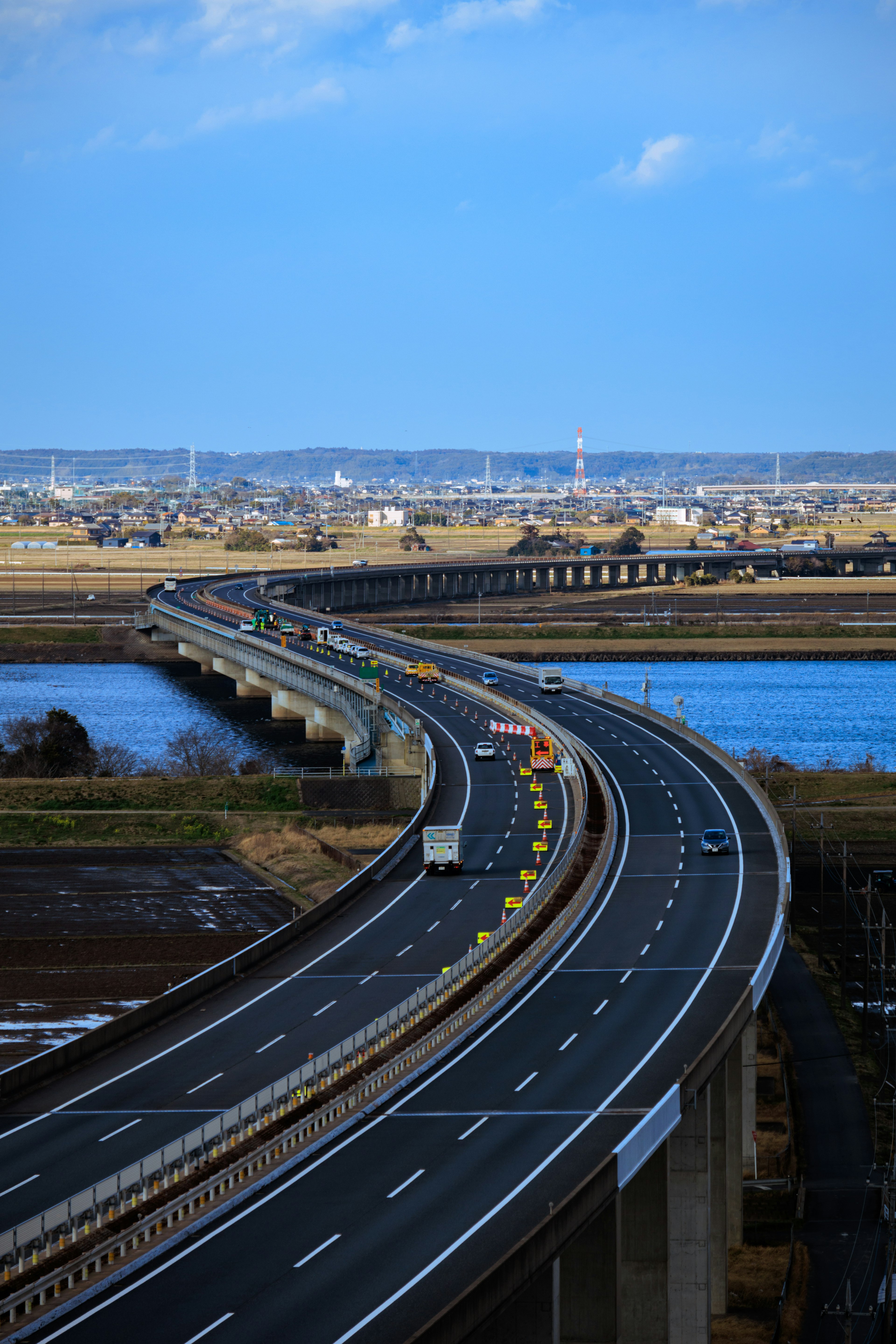 弯曲的高速公路与周围景观