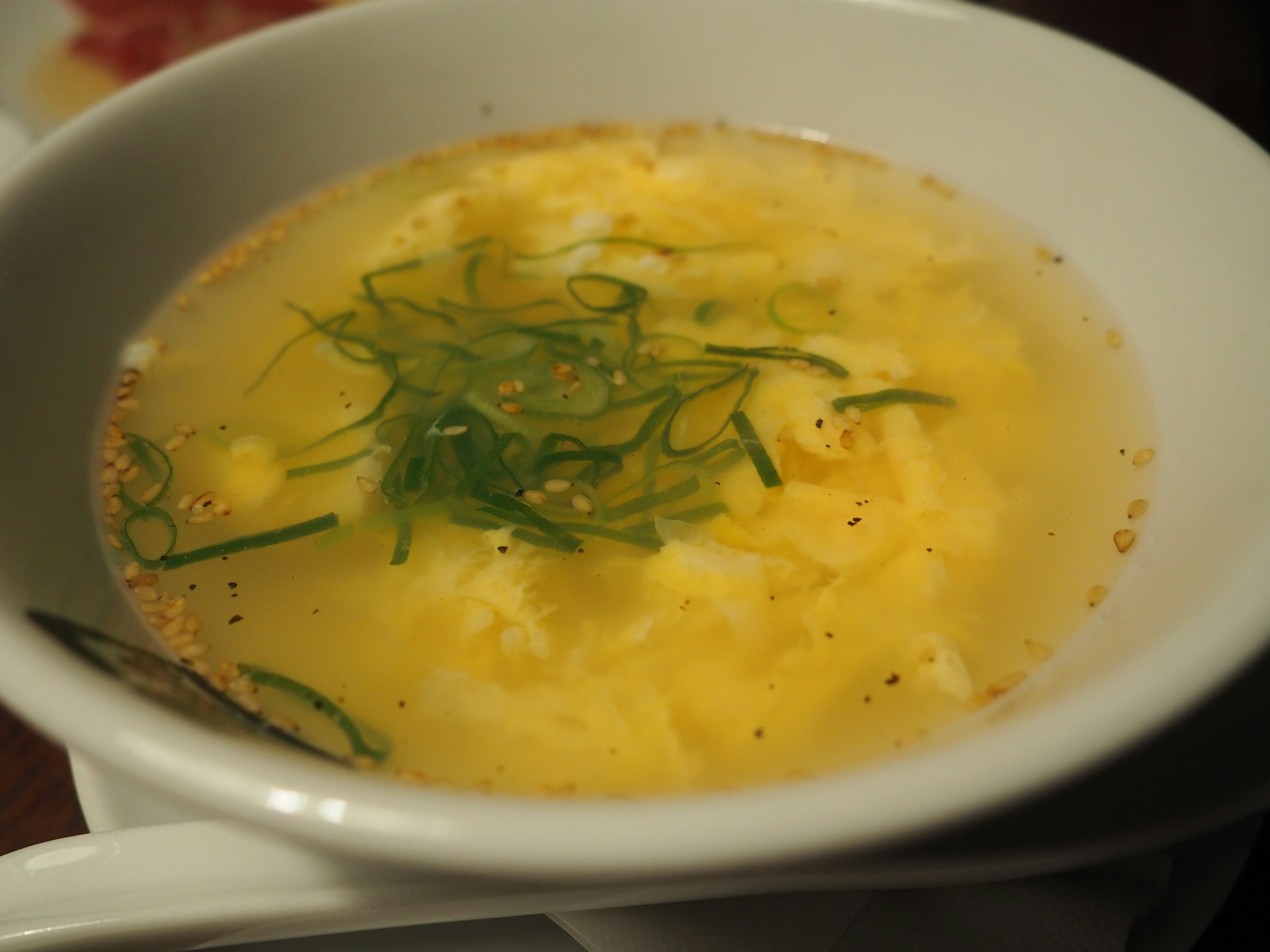 Schüssel mit Eier- und Frühlingszwiebel-Suppe