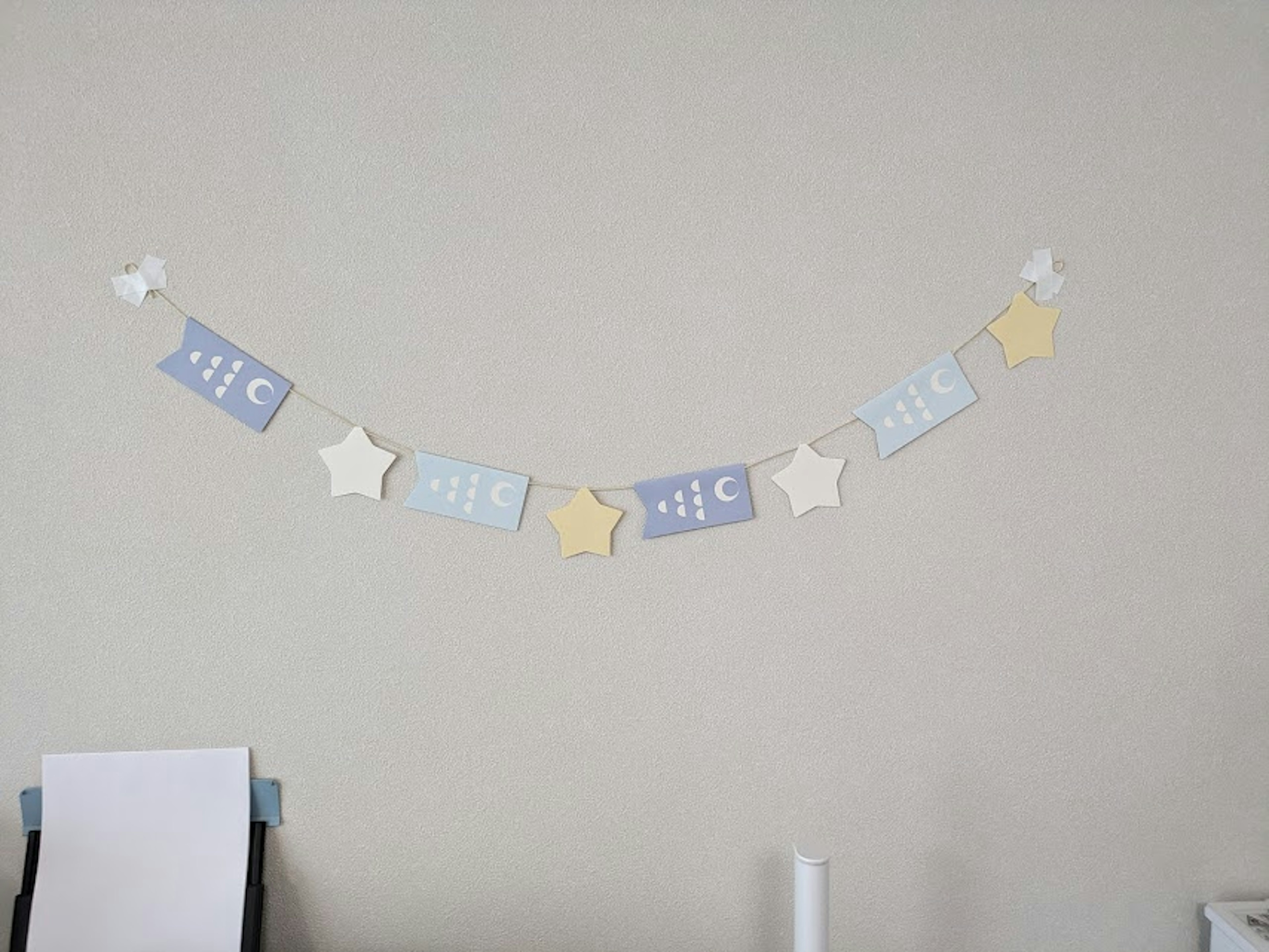 Garland decorativa con stelle e striscioni blu su una parete