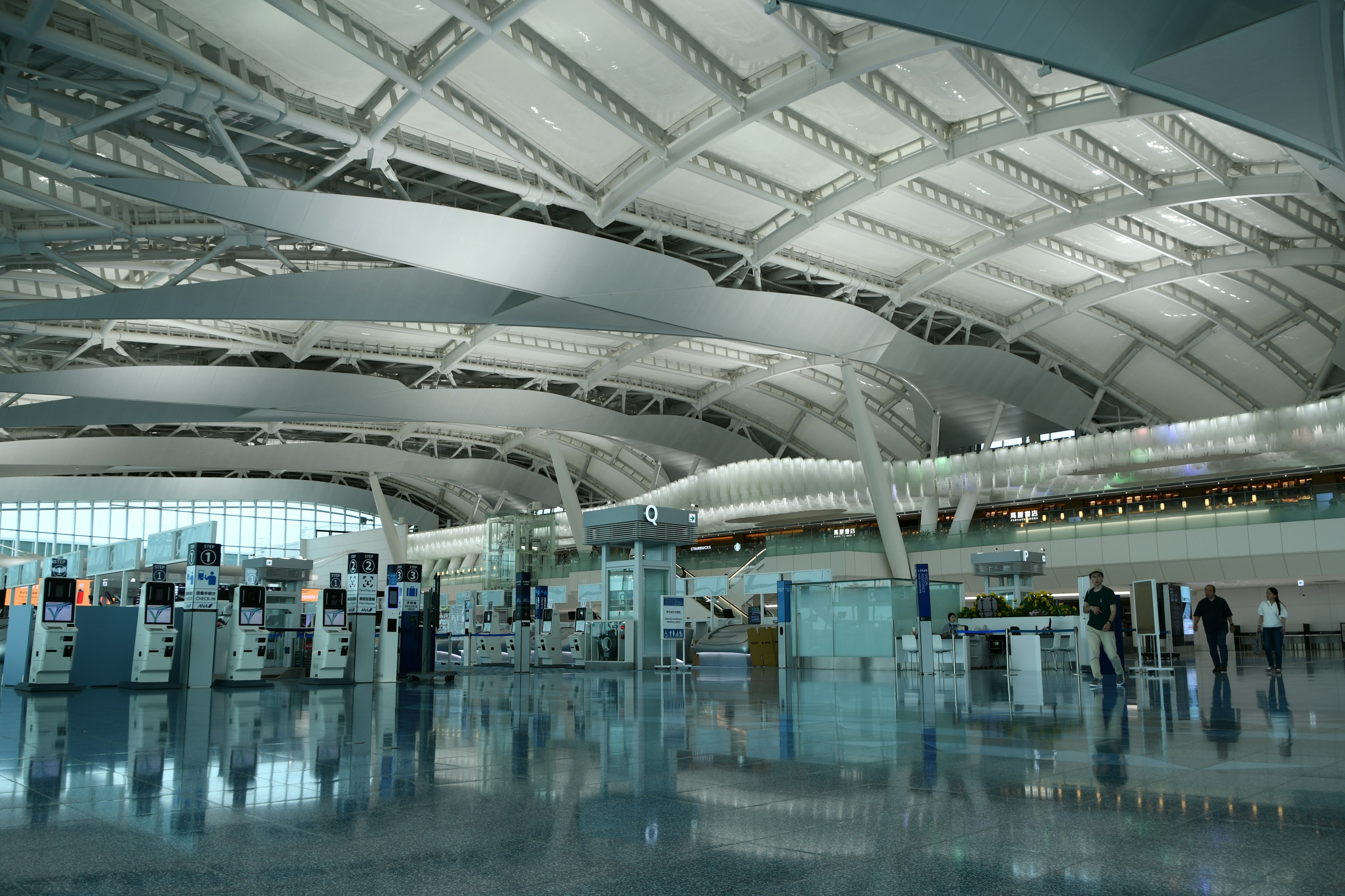 넓은 공항 내부 디자인과 밝은 조명