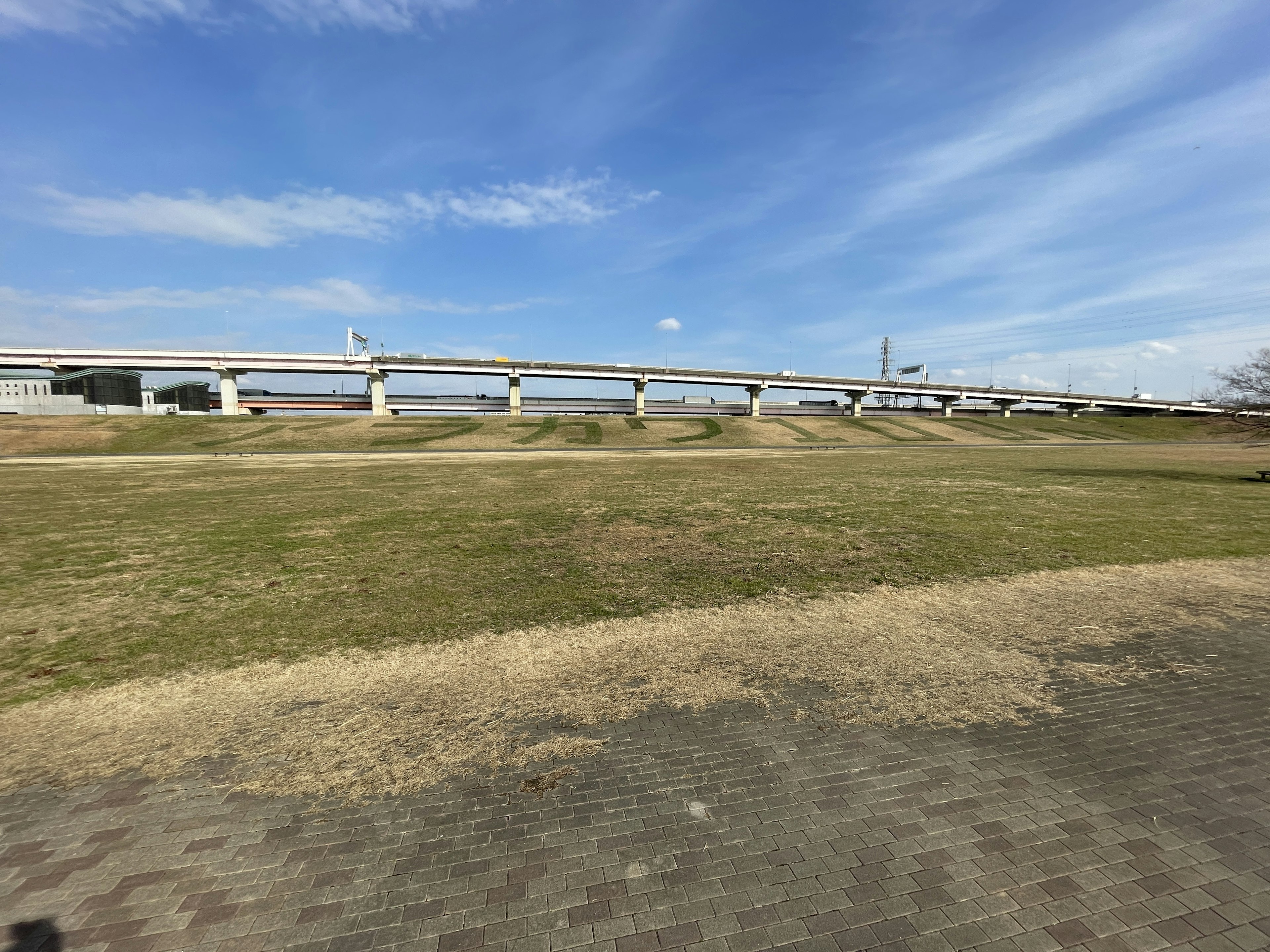 Vista panoramica di una strada sopraelevata sotto un cielo blu