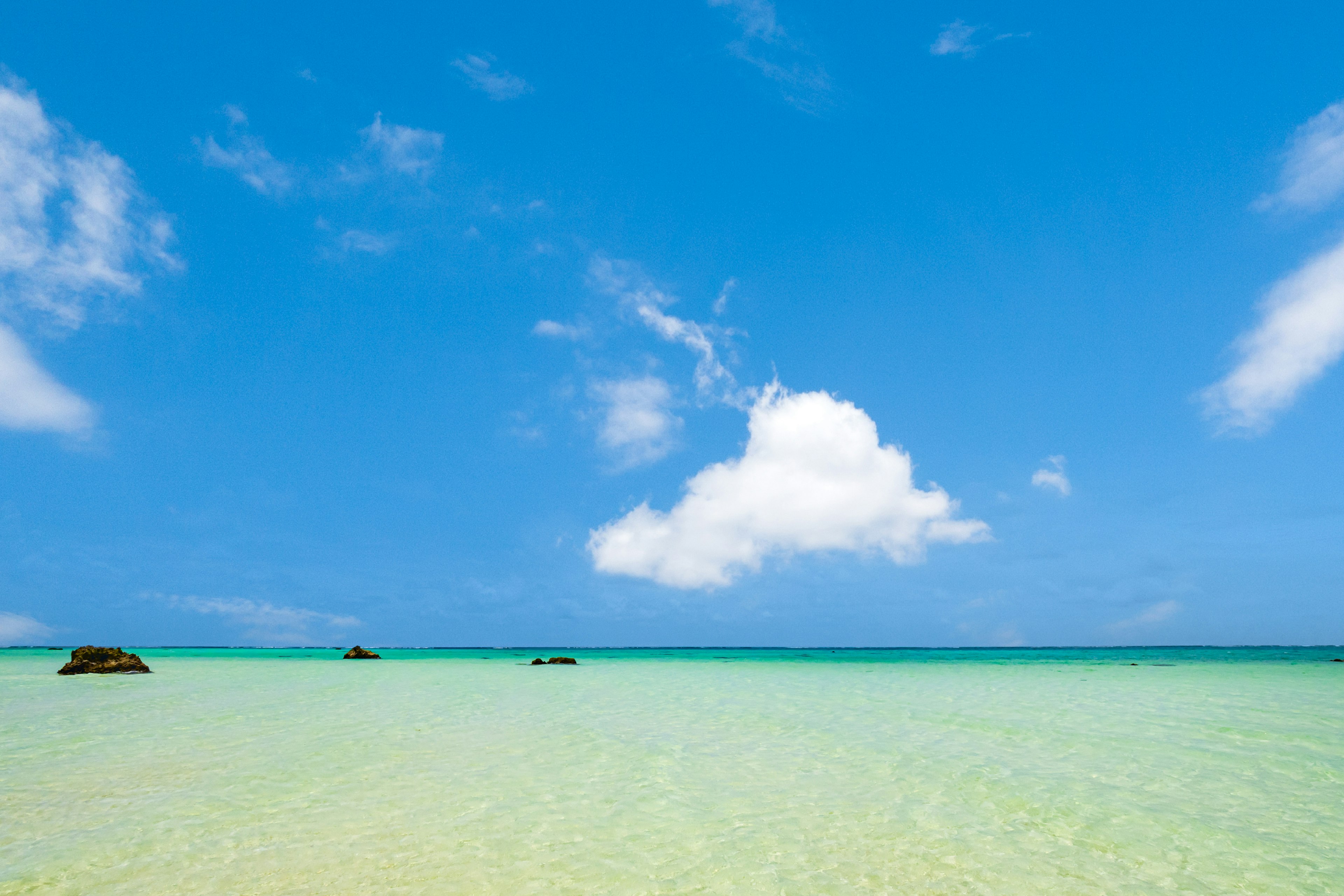 蓝天和清澈海洋的风景，白云漂浮