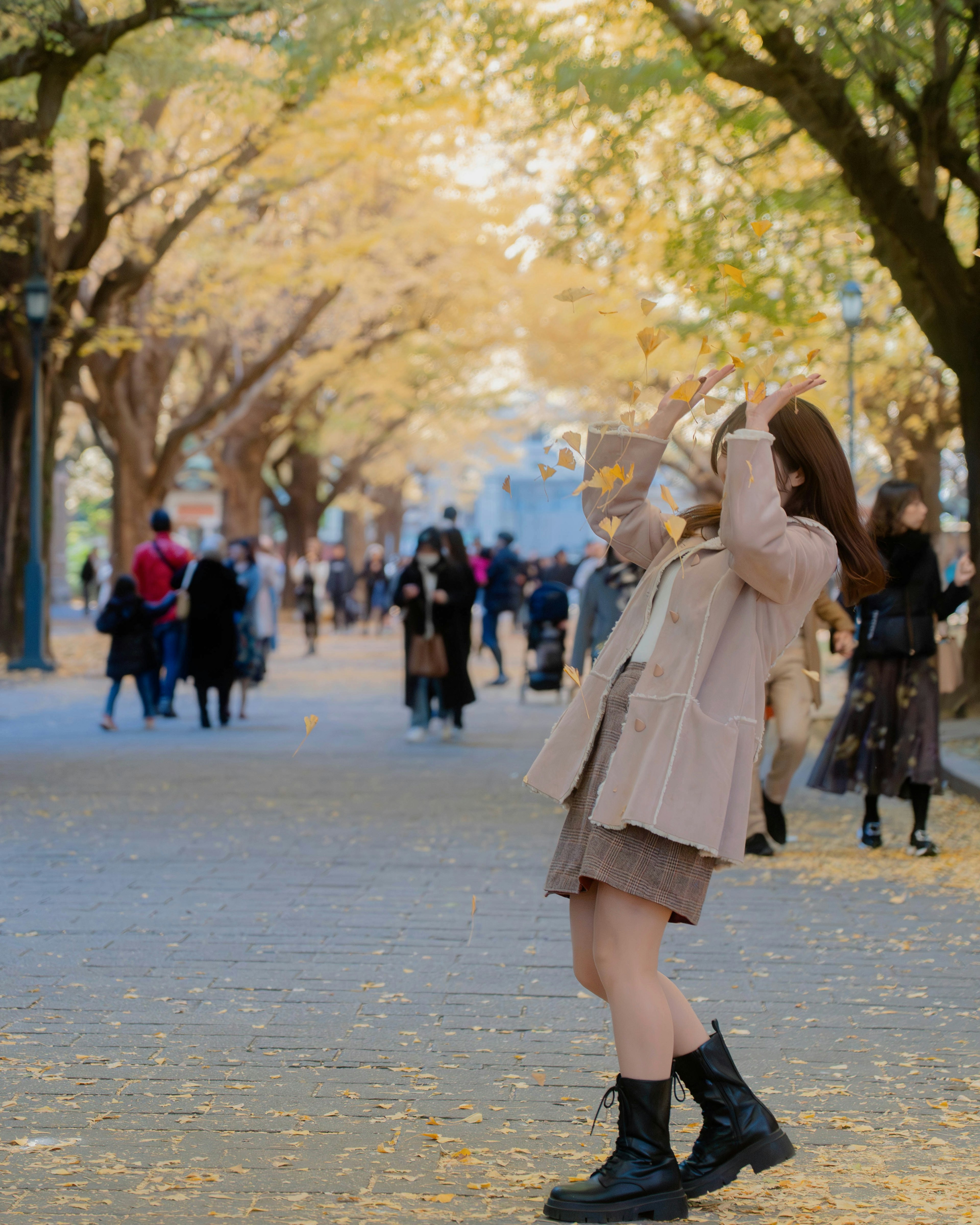 Donna che si gode il paesaggio autunnale con foglie gialle