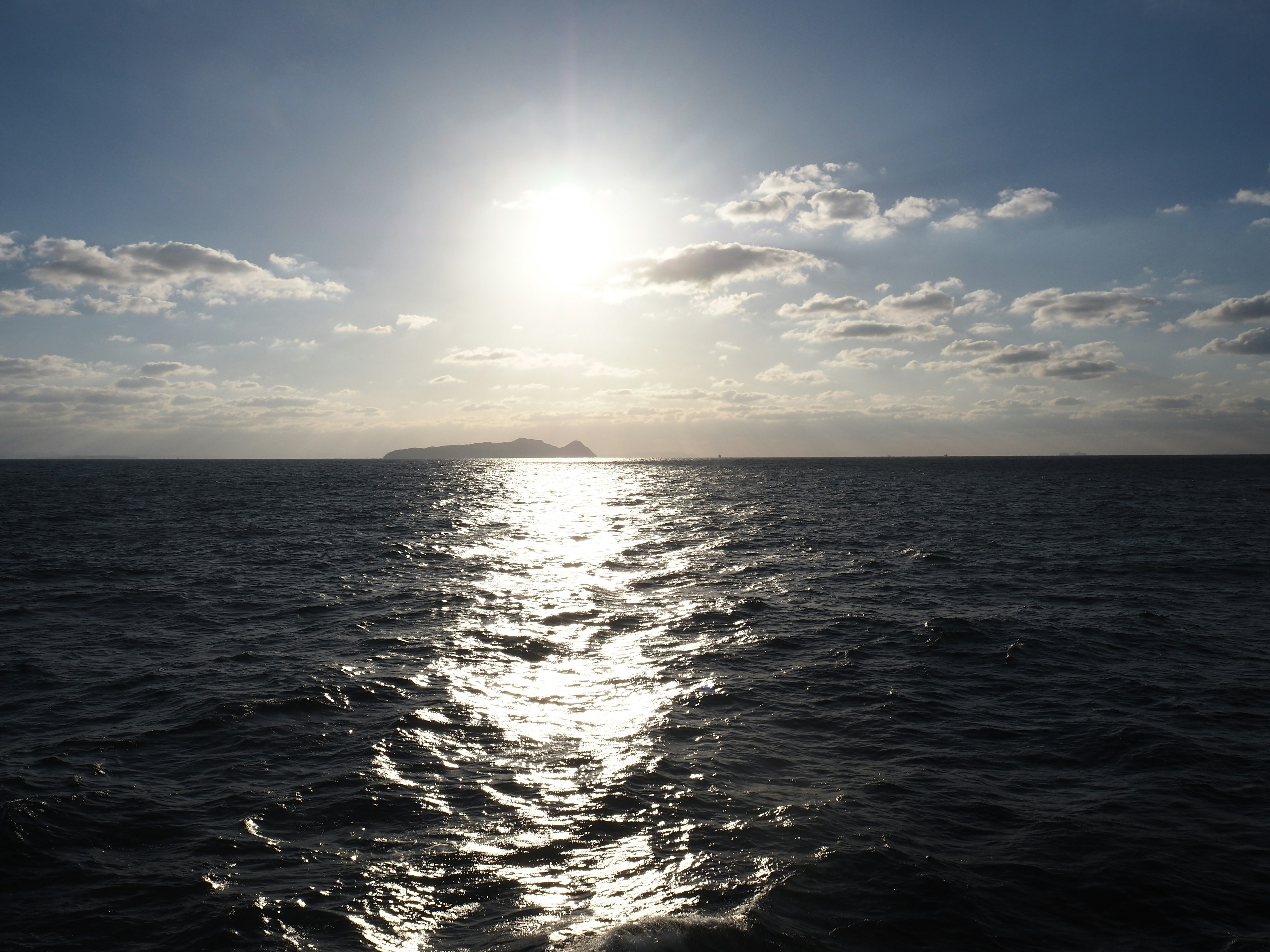 Paesaggio marino con luce solare che si riflette sull'acqua