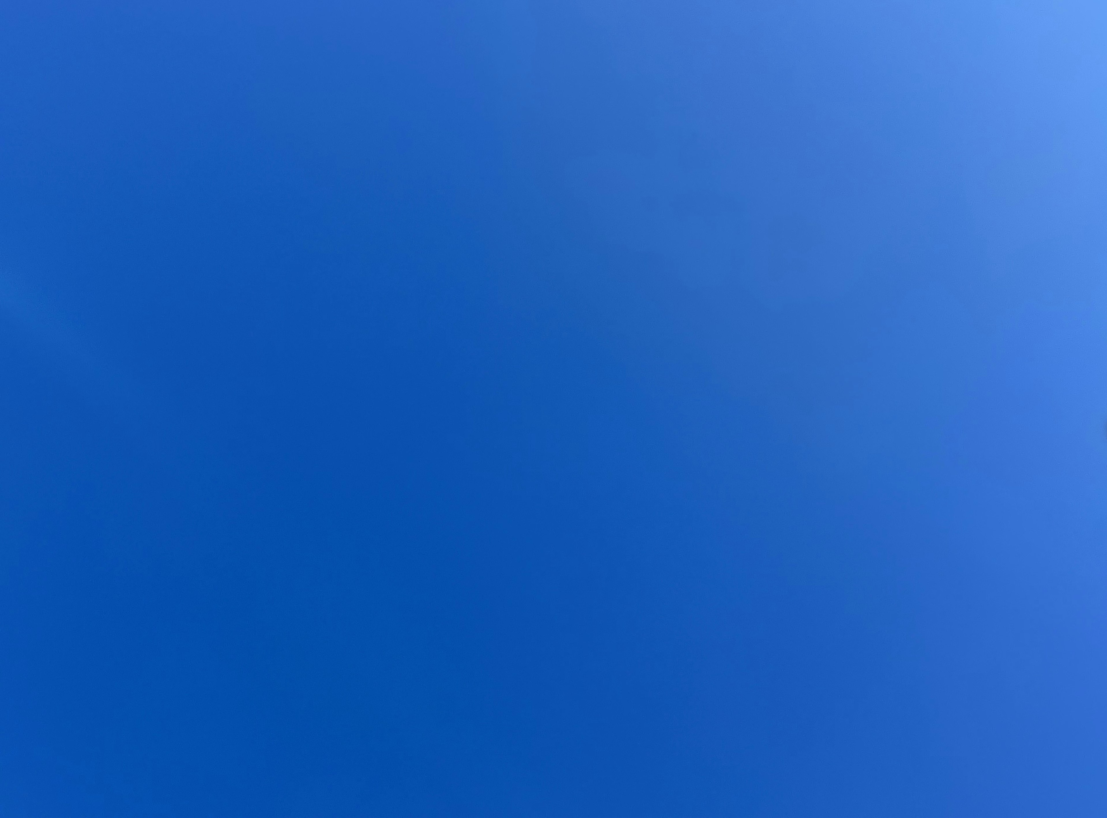 Imagen simple de un cielo azul en degradado