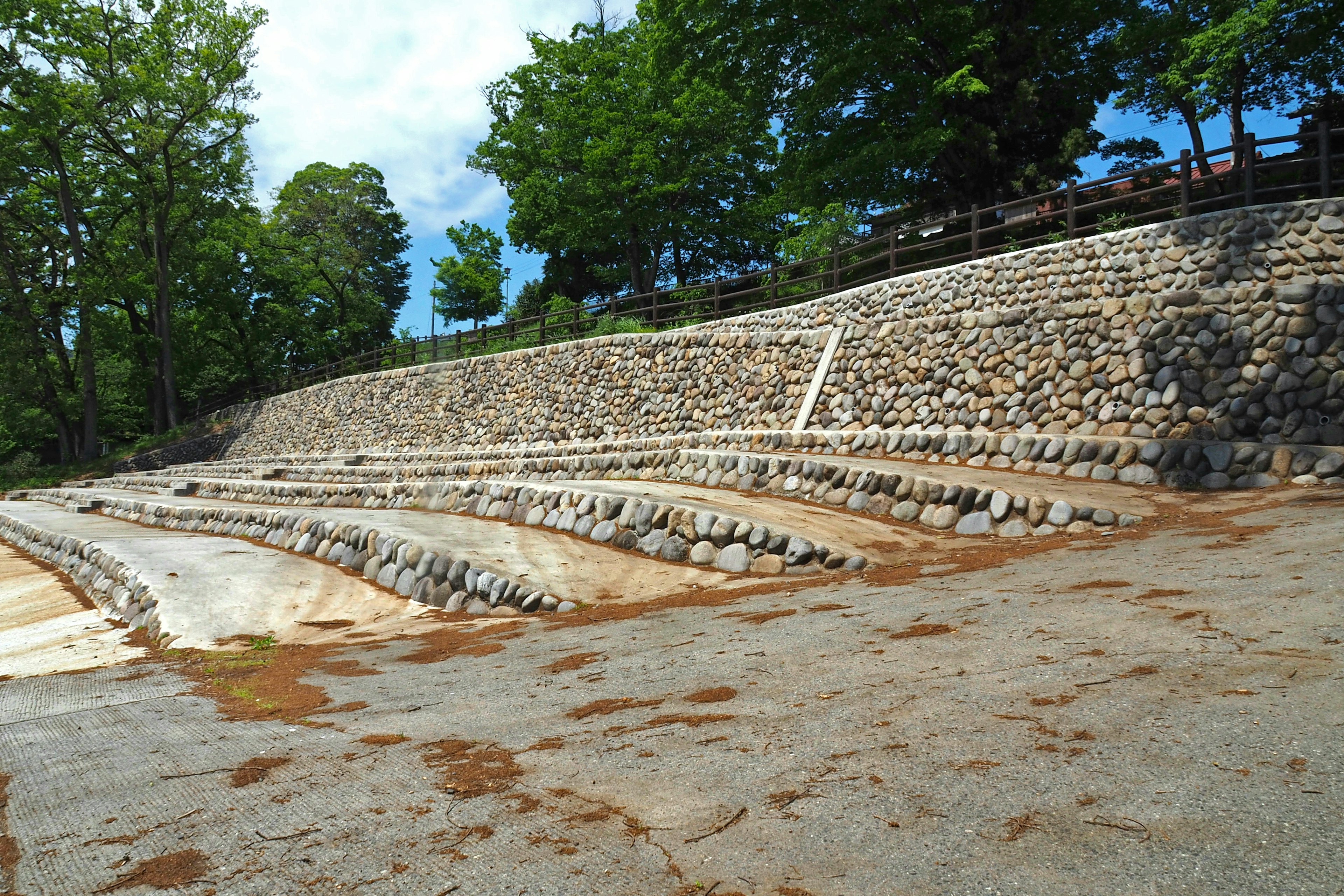 Escaleras de piedra con árboles verdes al fondo