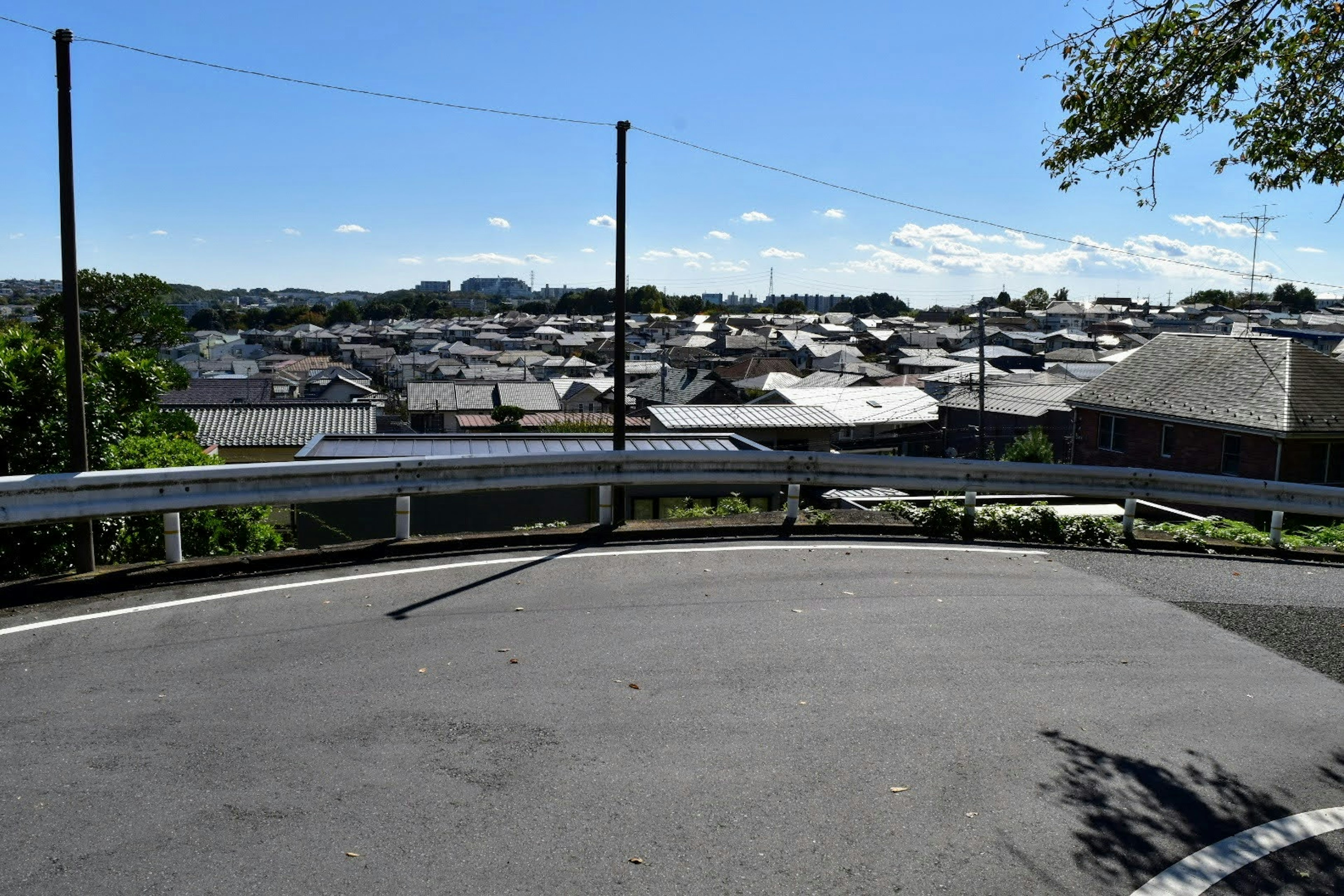 Strada curva che sovrasta un'area residenziale