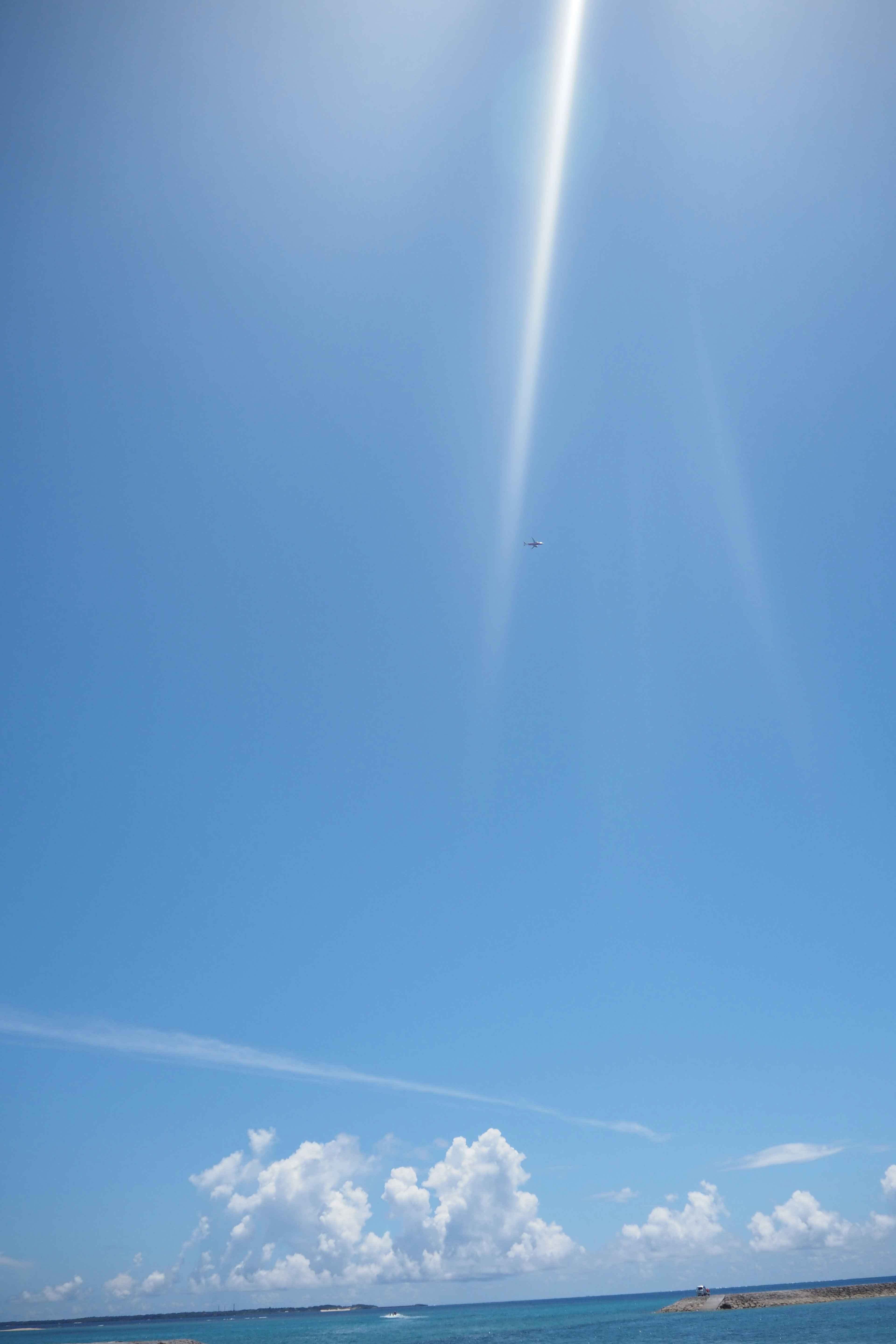 Heller blauer Himmel mit weißen Wolken Sonnenlicht scheint hindurch