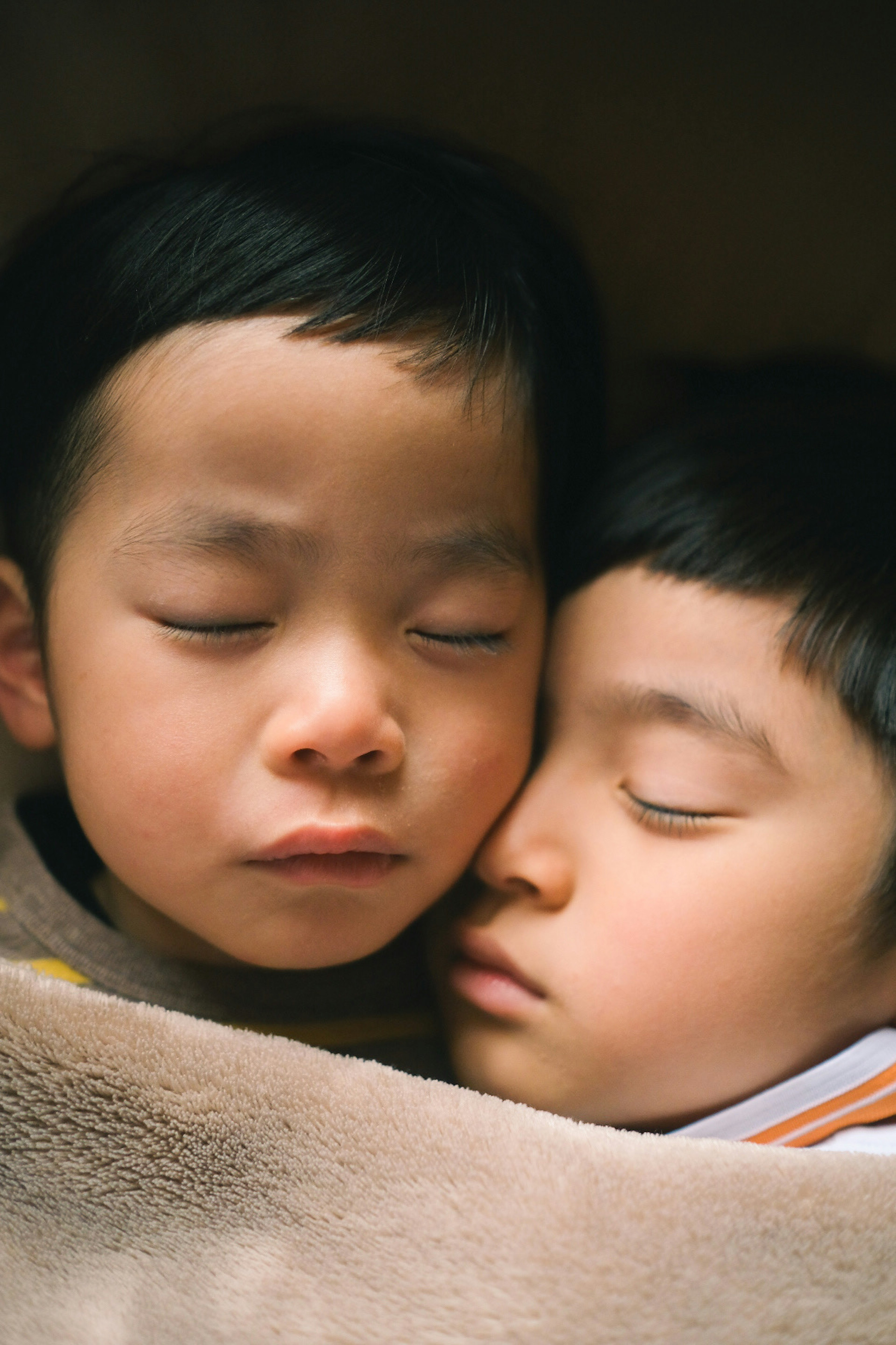 Dos niños durmiendo juntos en una escena cálida