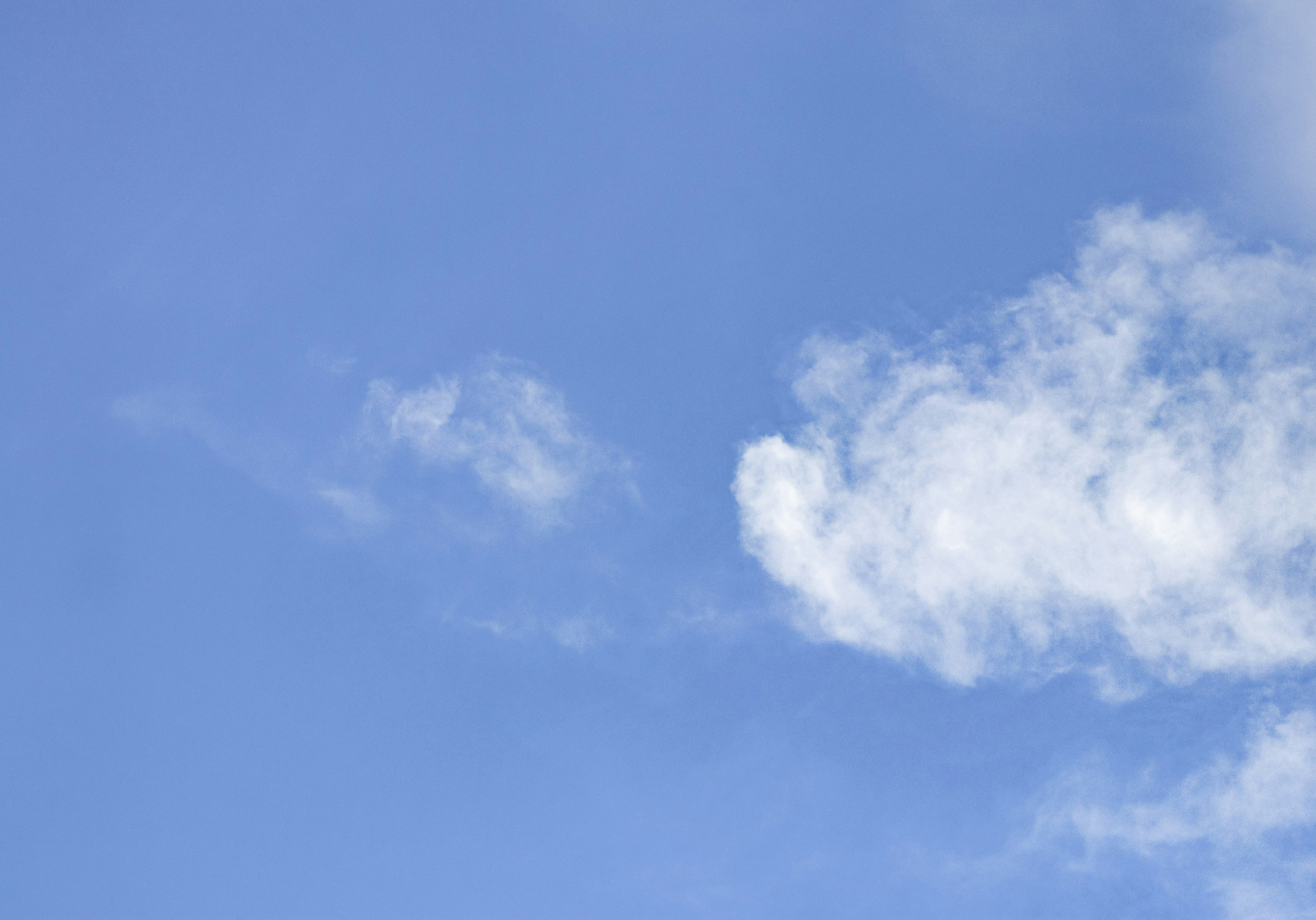 Un cielo azzurro chiaro con nuvole bianche