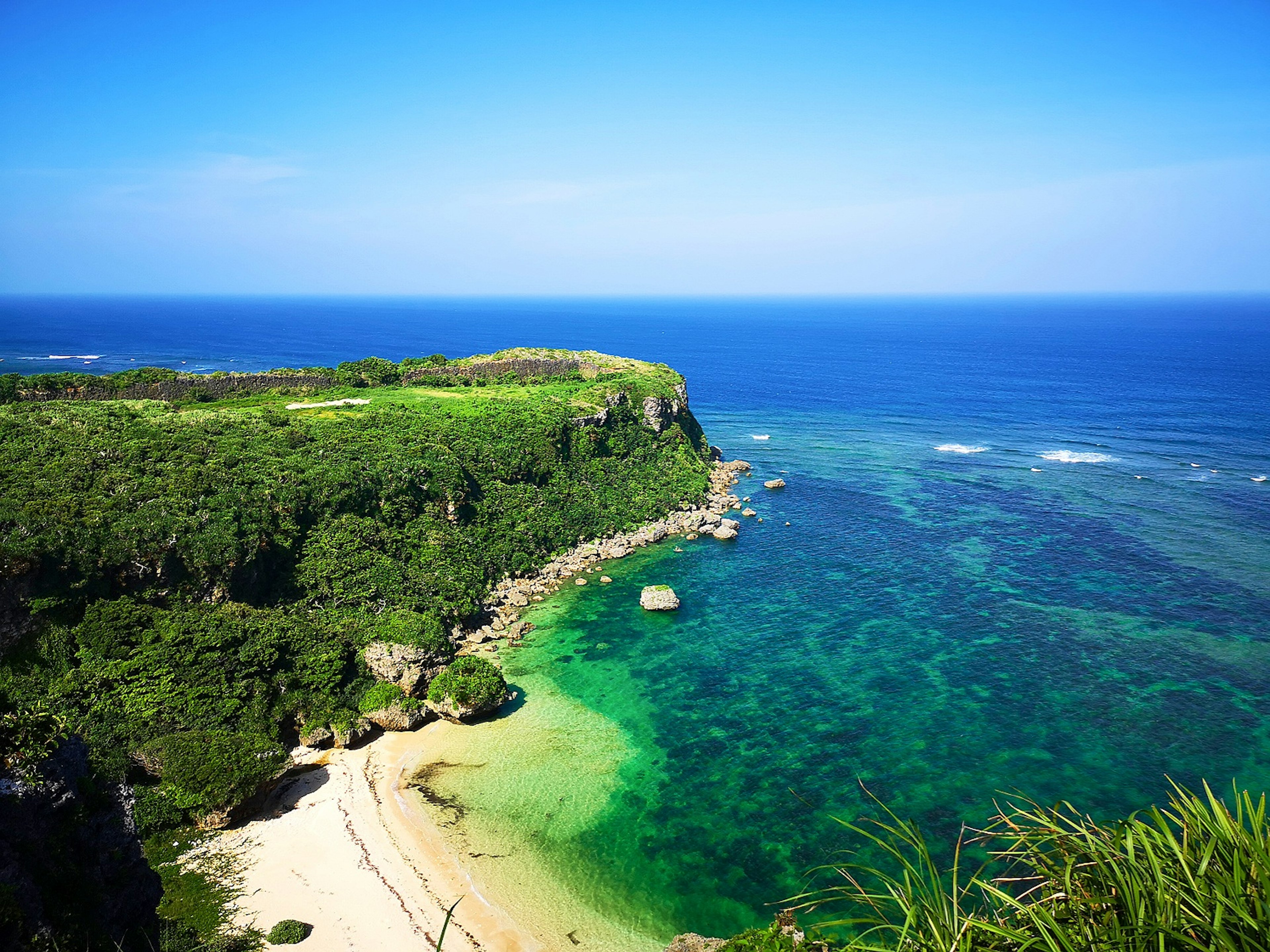 Splendida vista costiera con oceano blu e scogliere verdi