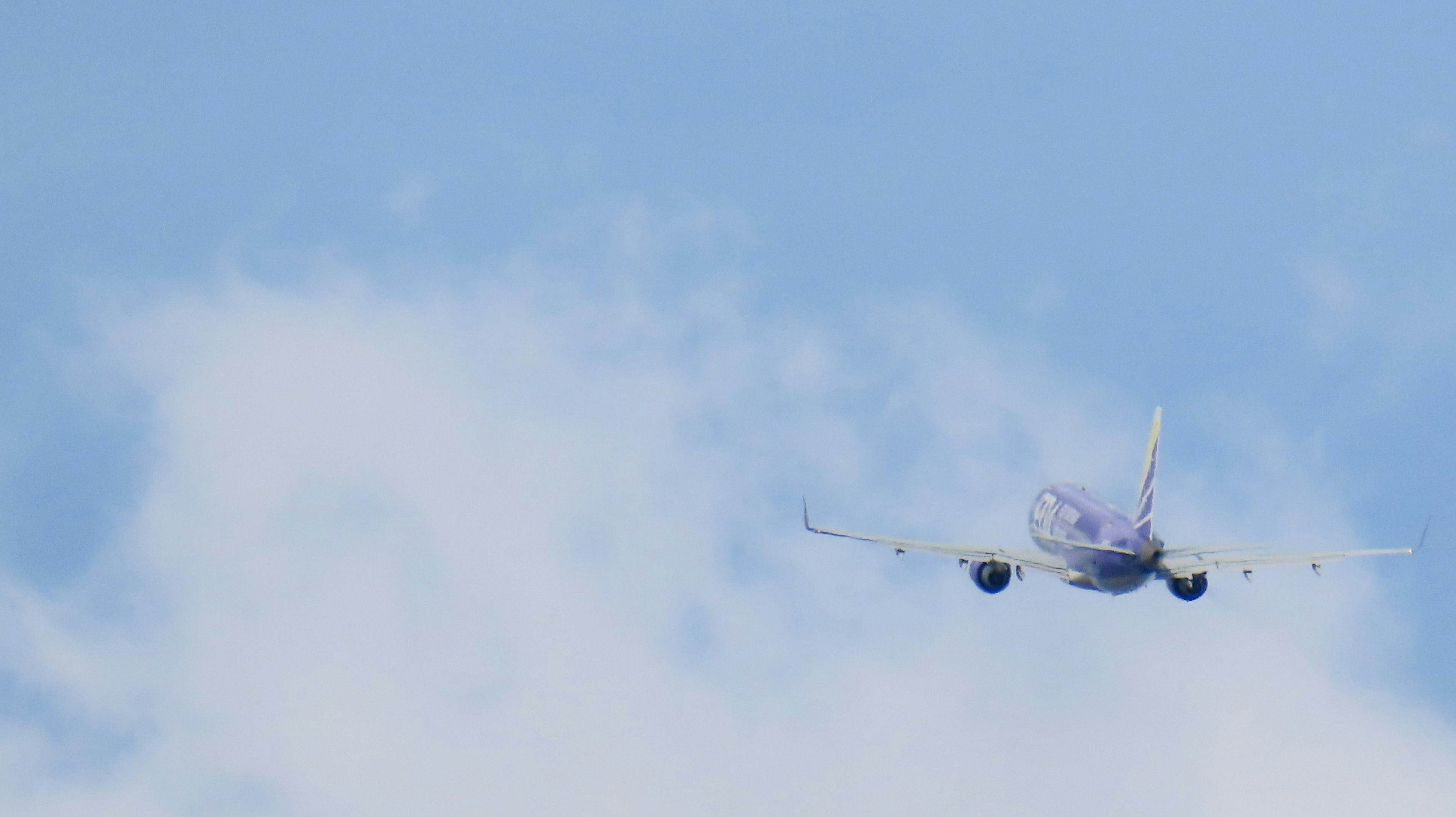 Sebuah pesawat terbang di langit biru yang cerah