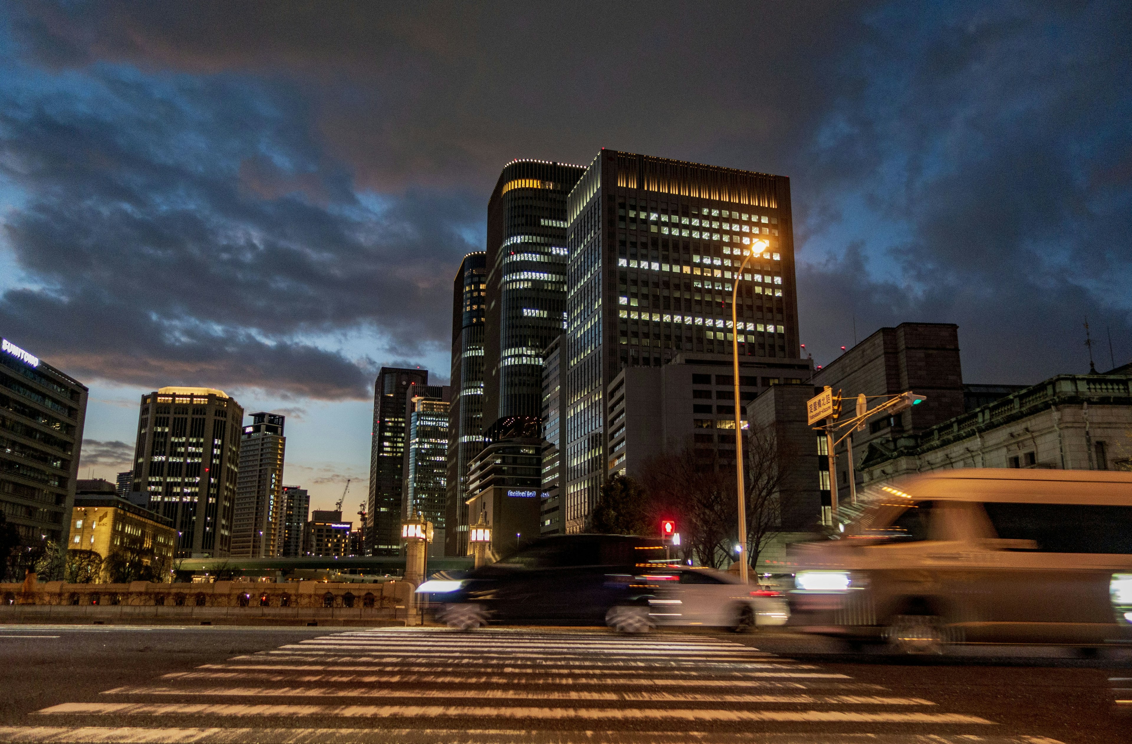 Paysage urbain nocturne avec gratte-ciels et intersection de trafic