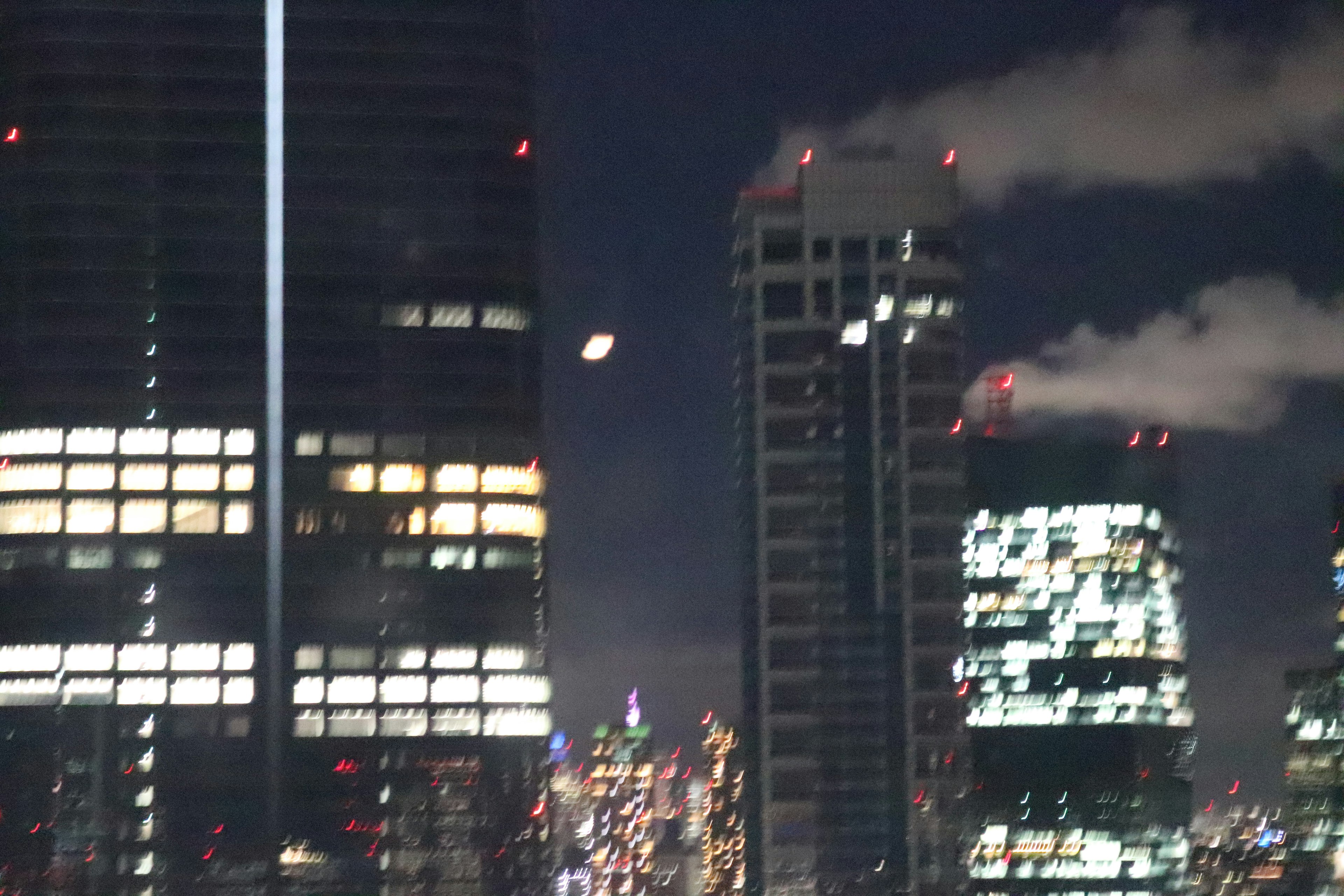 Paysage urbain nocturne avec des gratte-ciels aux fenêtres illuminées