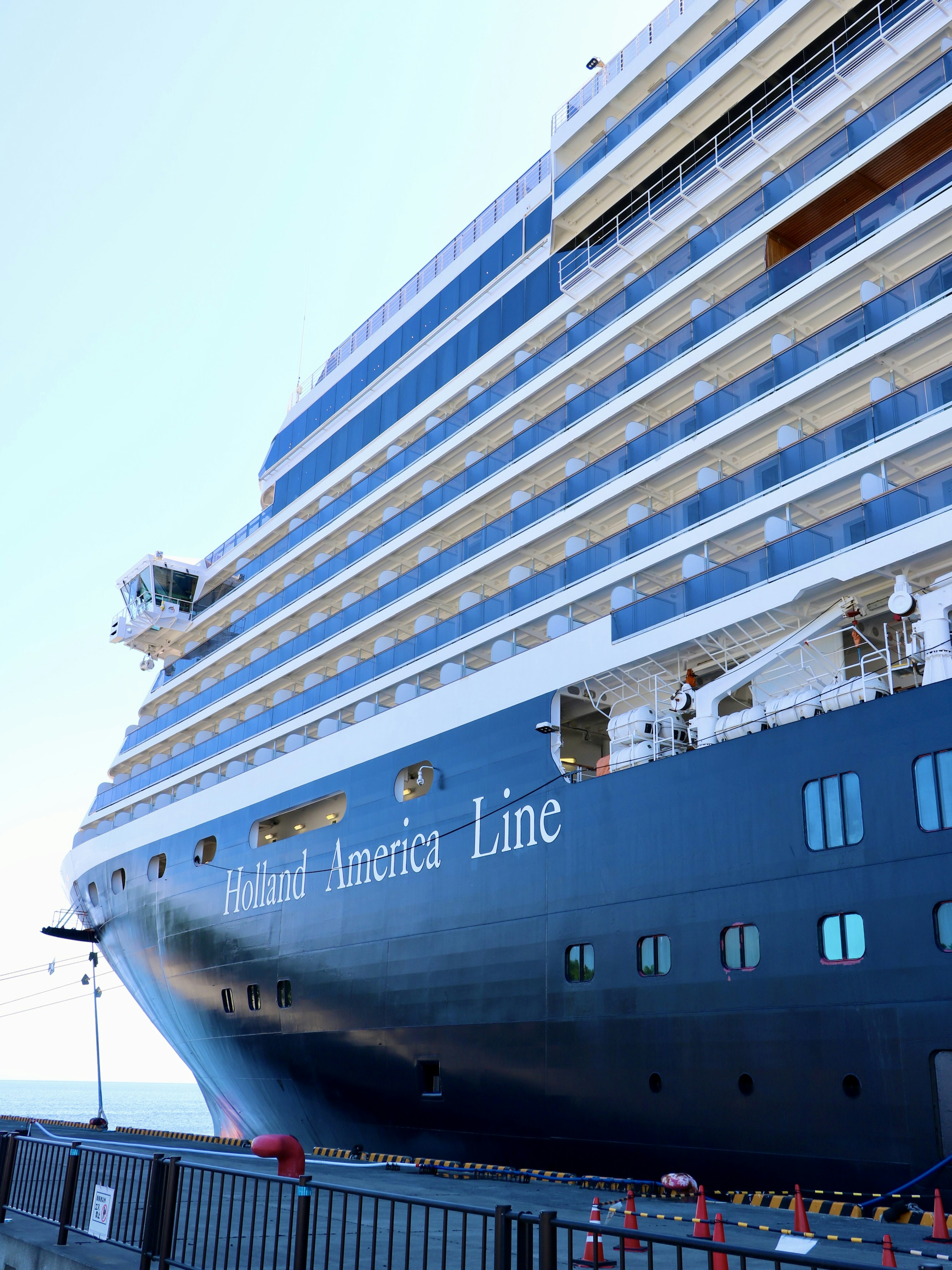 Seitenansicht eines großen Kreuzfahrtschiffes unter blauem Himmel