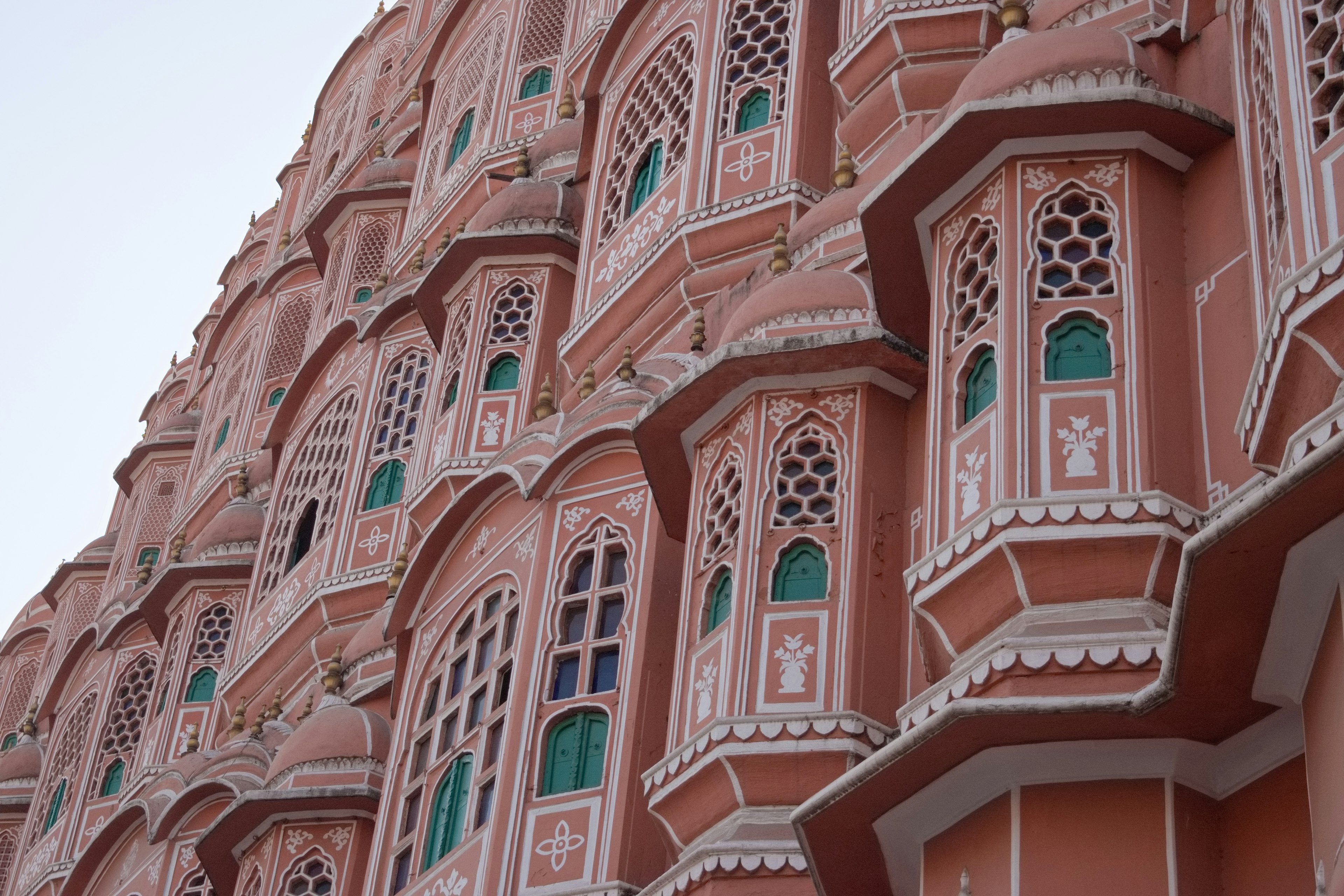 Fachada rosa del Hawa Mahal con diseños de ventanas intrincados