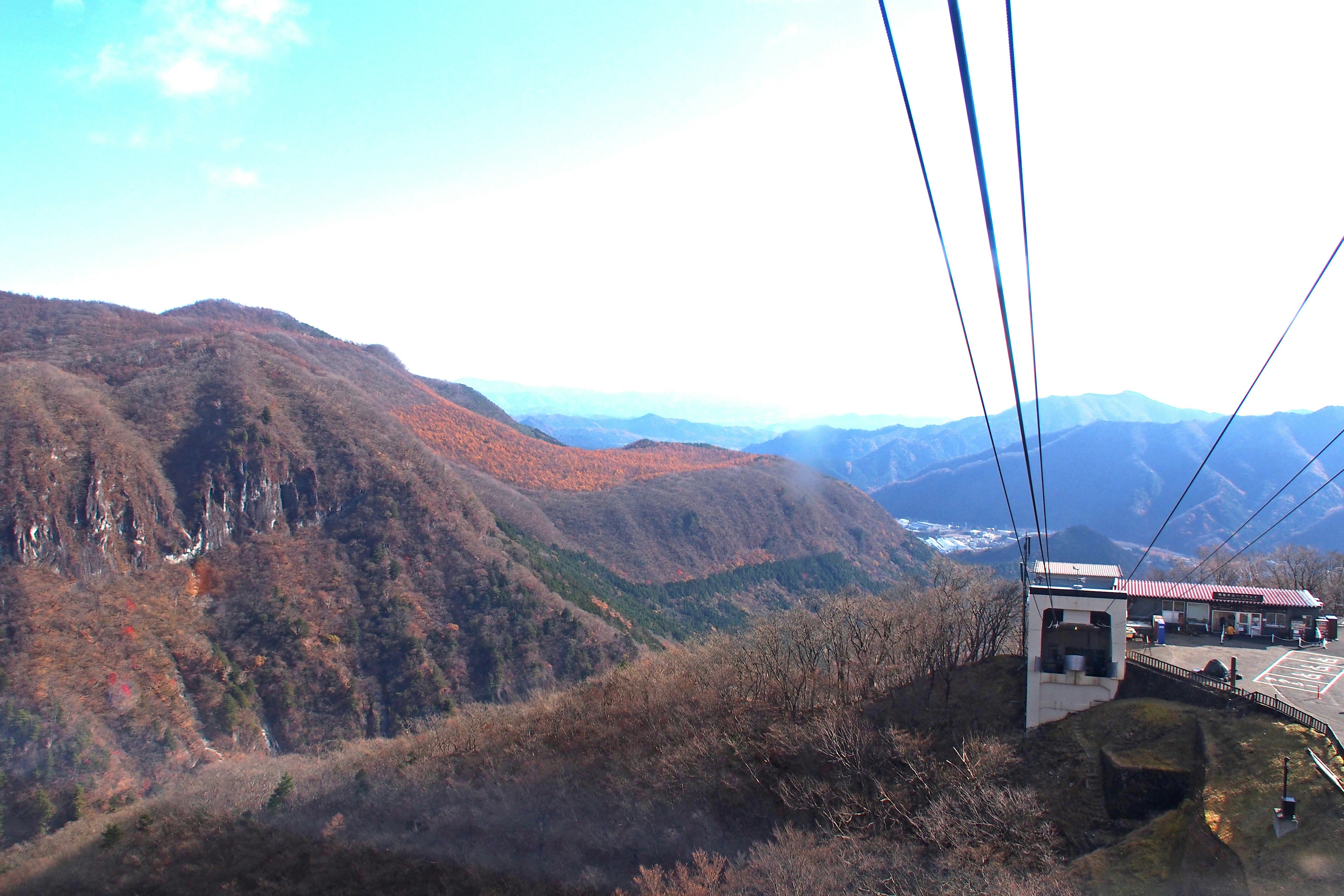 Panoramablick auf Berge mit Seilbahn in Herbstfarben