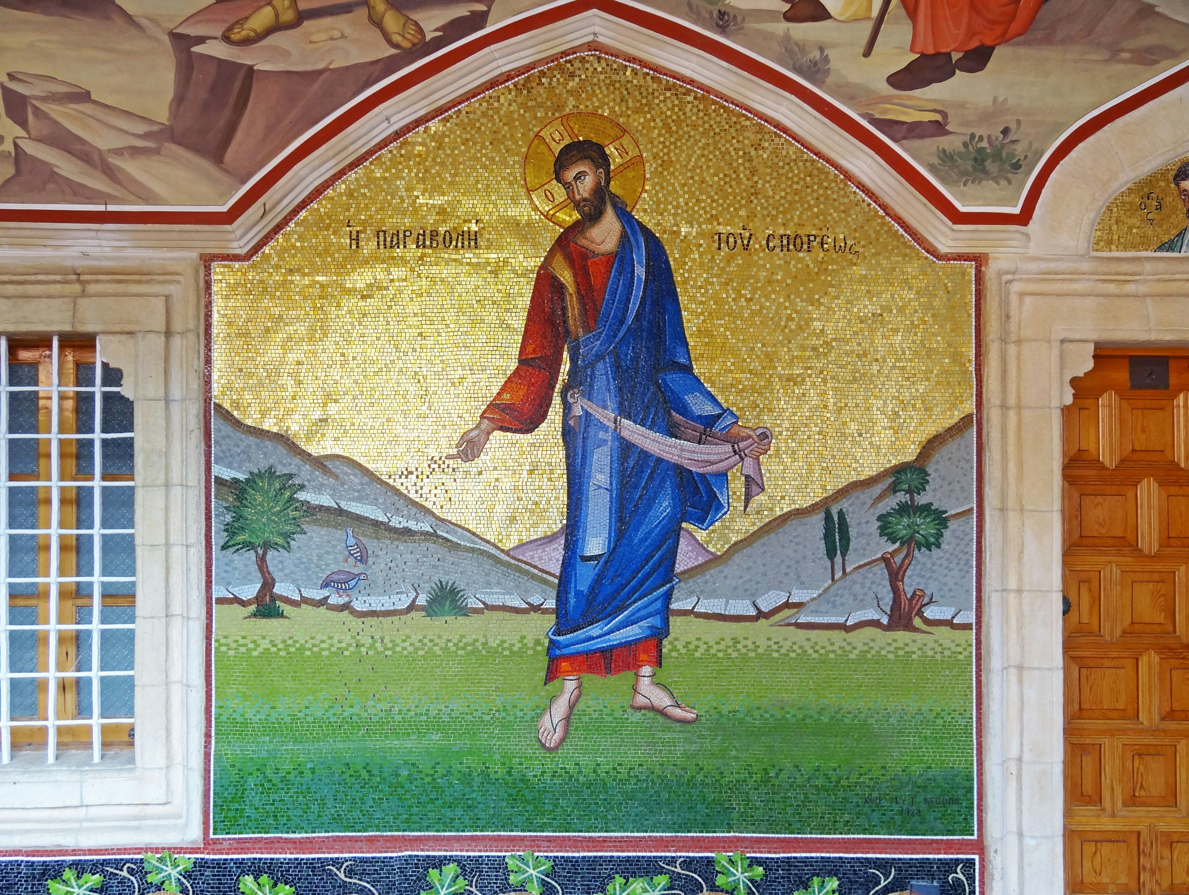 Mosaico di Gesù Cristo in piedi su uno sfondo dorato indossando una veste blu