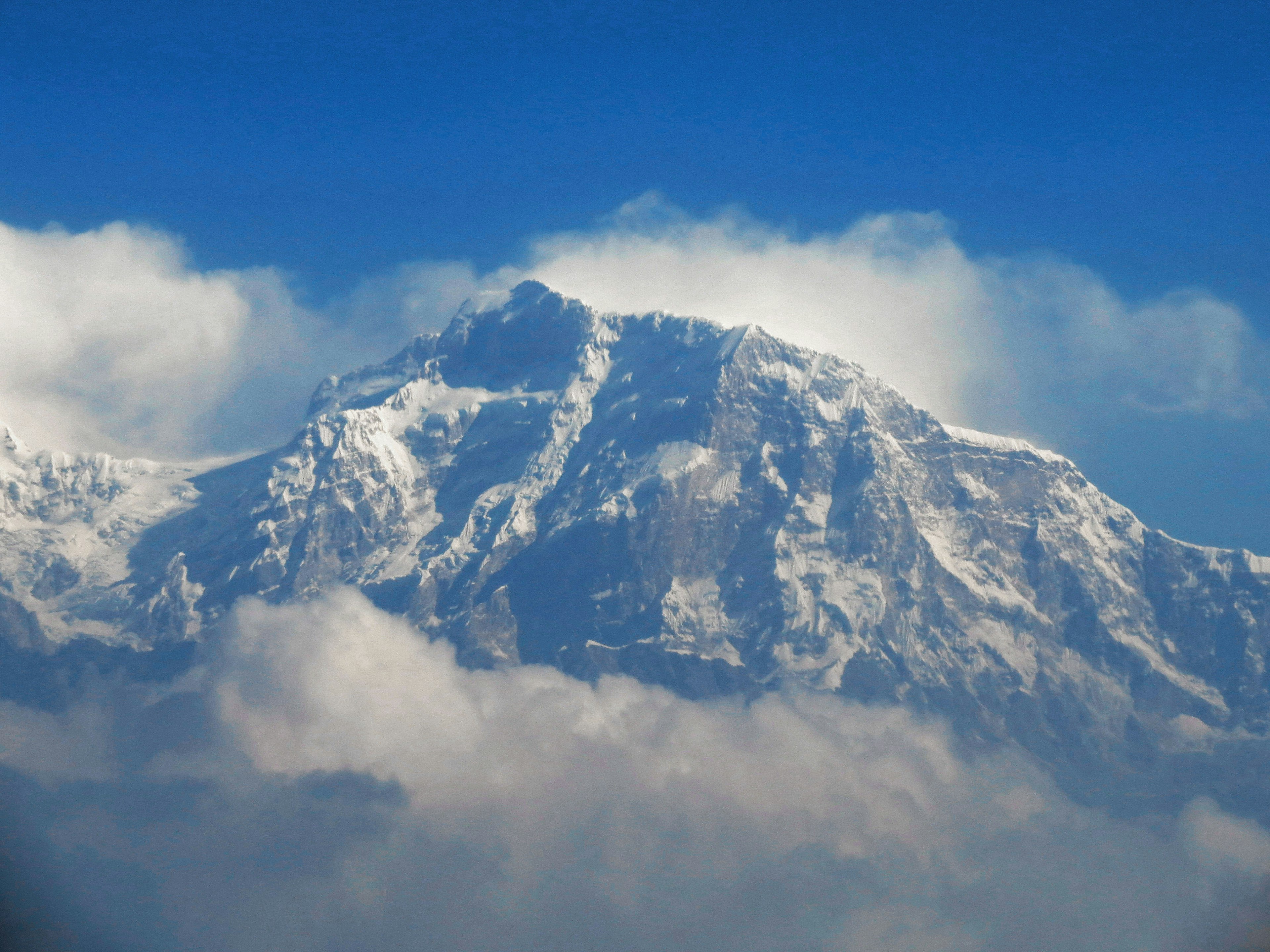 Schneebedeckter Berggipfel vor klarem blauen Himmel