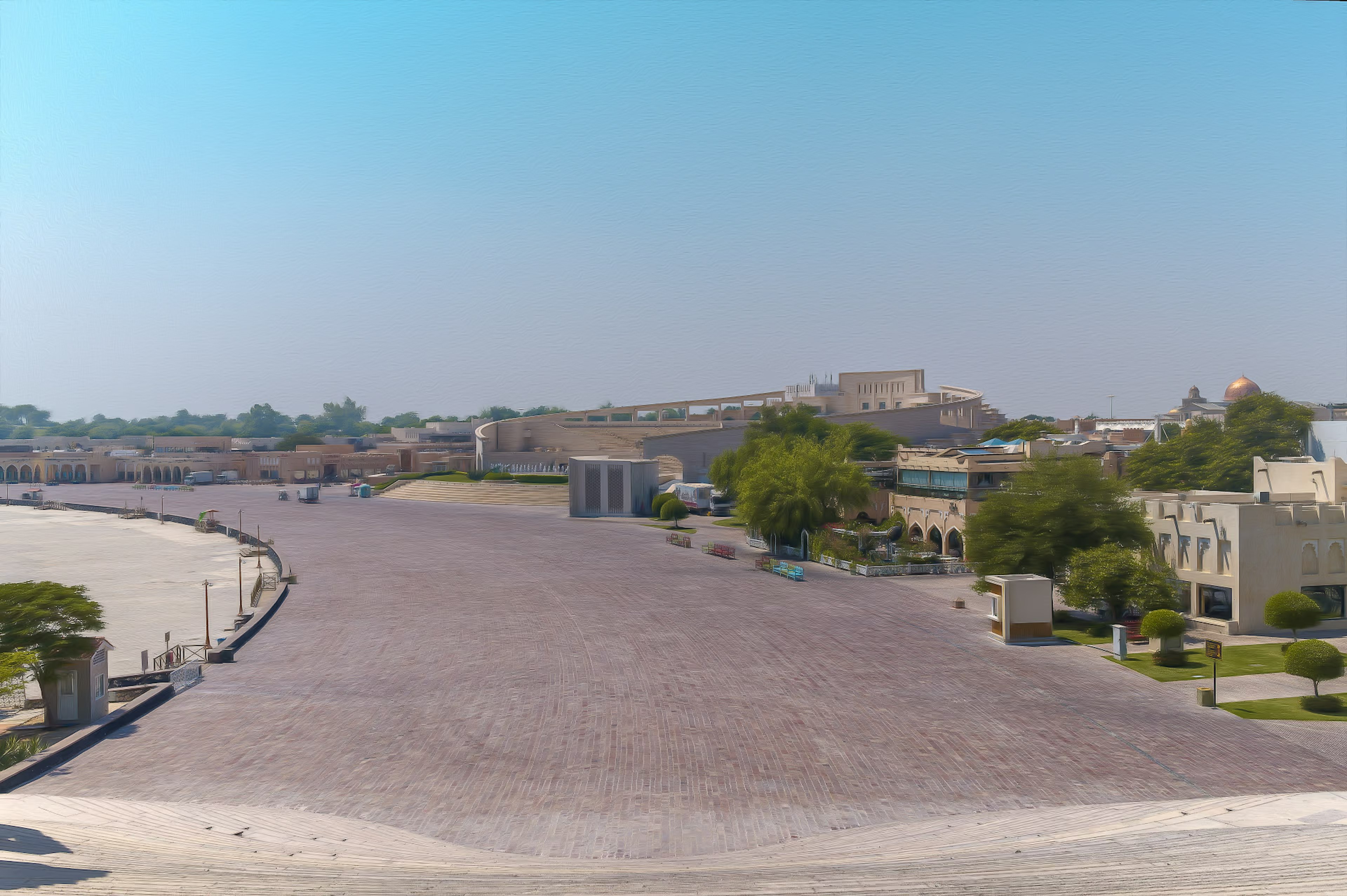 Amplia zona pavimentada con edificios circundantes y cielo azul claro