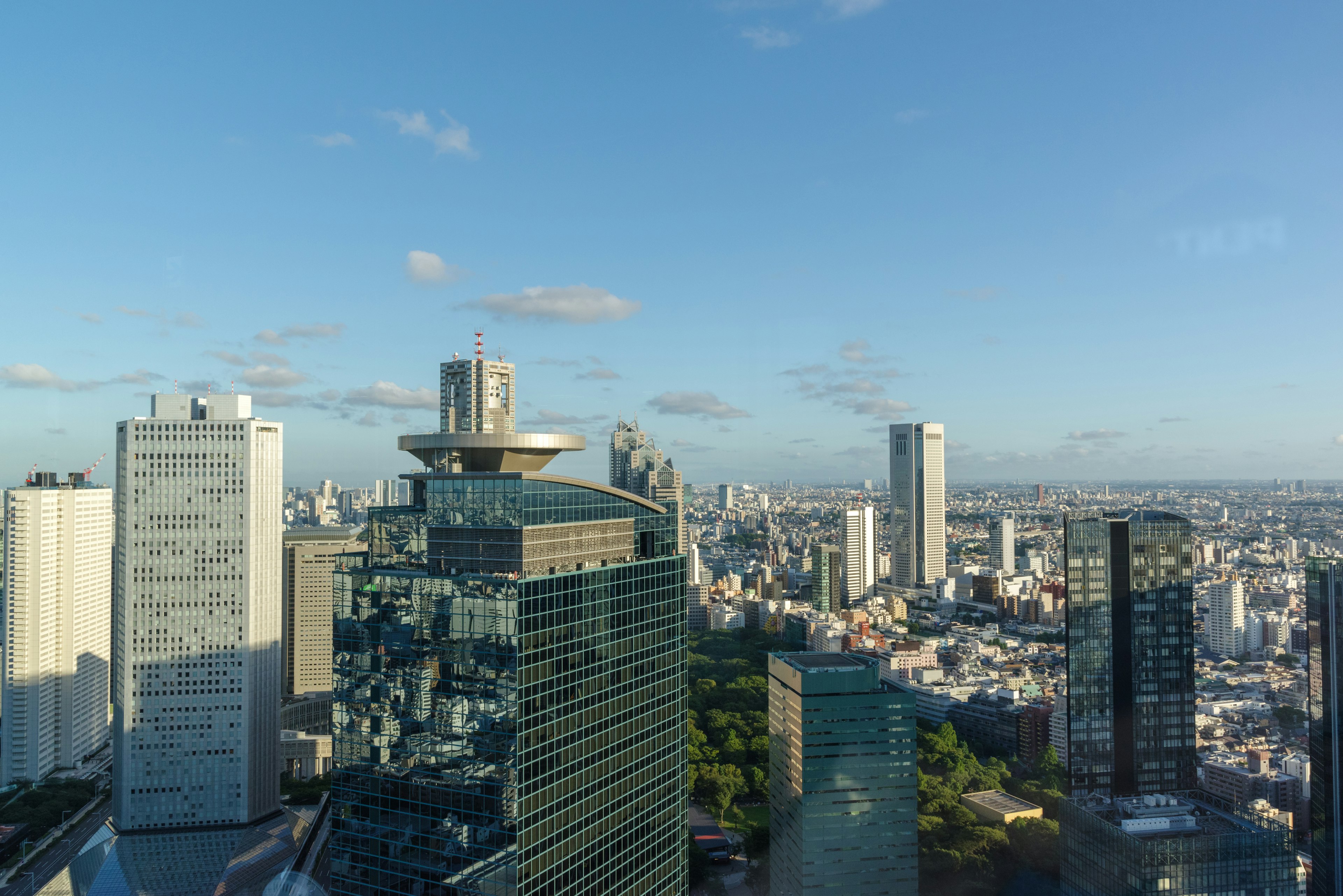 城市天际线，现代摩天大楼和晴朗的蓝天