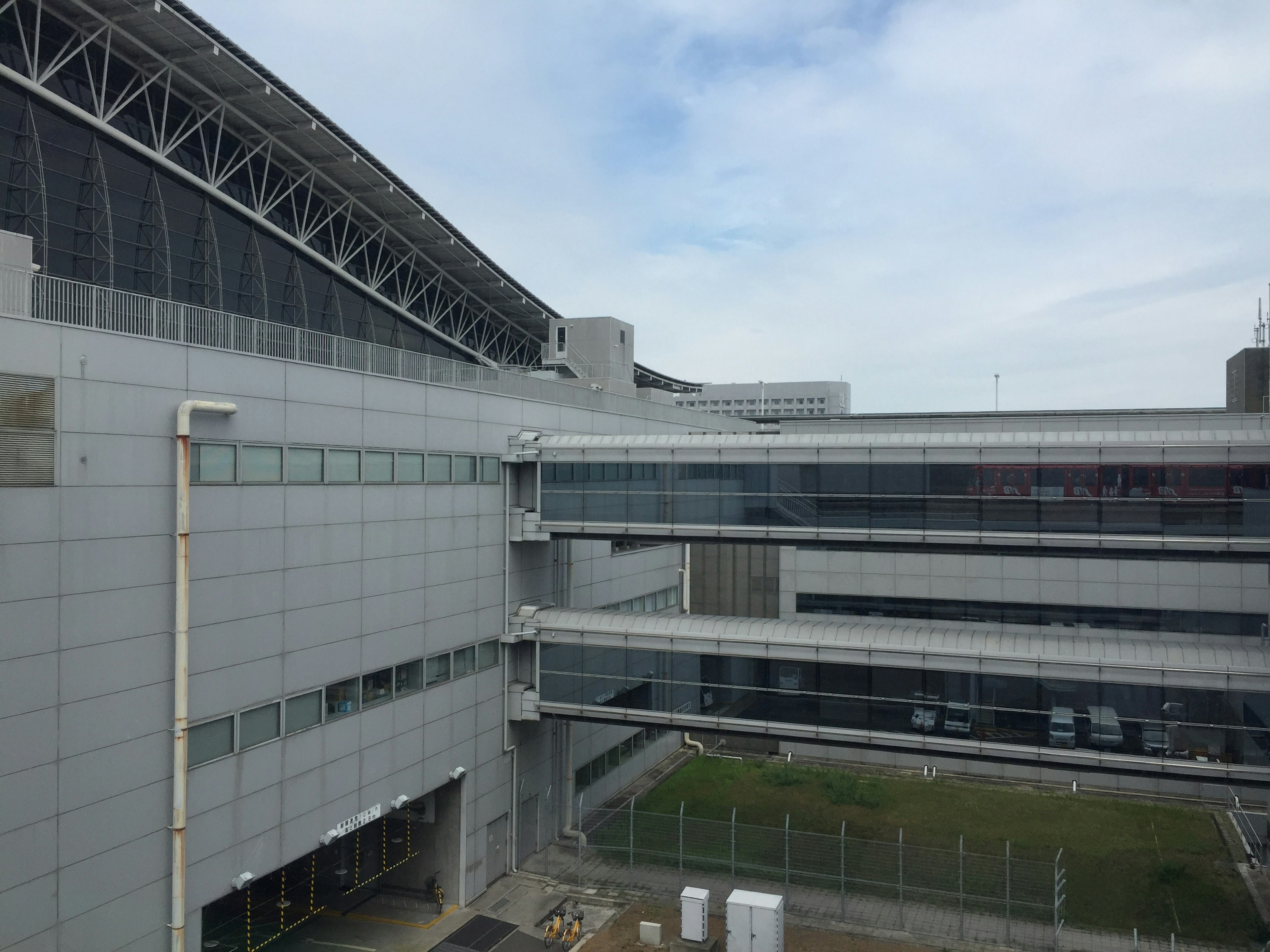 Extérieur d'un bâtiment moderne avec des structures en verre