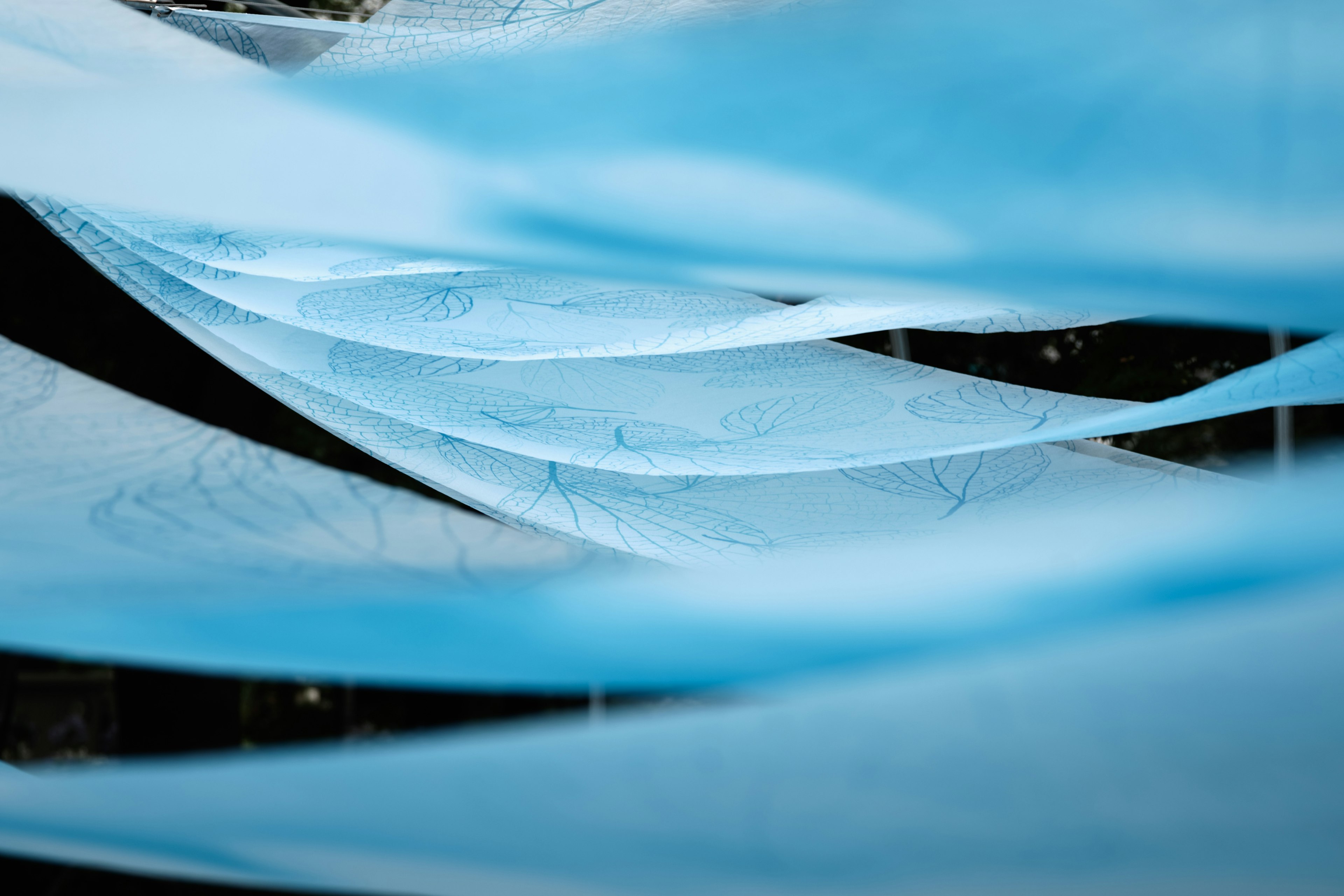 Paysage abstrait de tissus bleus superposés ressemblant à des vagues