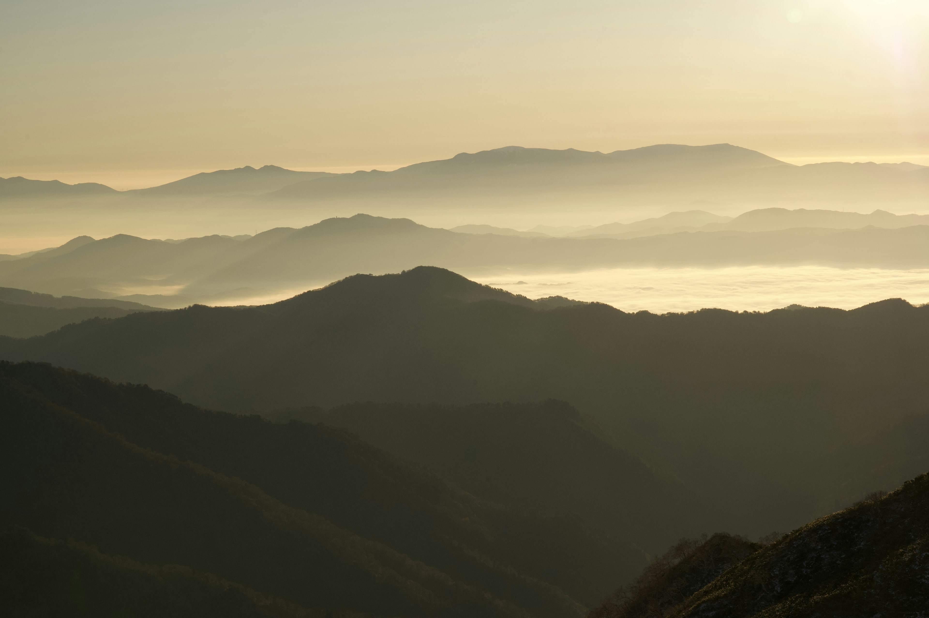 Von Nebel bedeckte Berge mit sanftem Morgenlicht