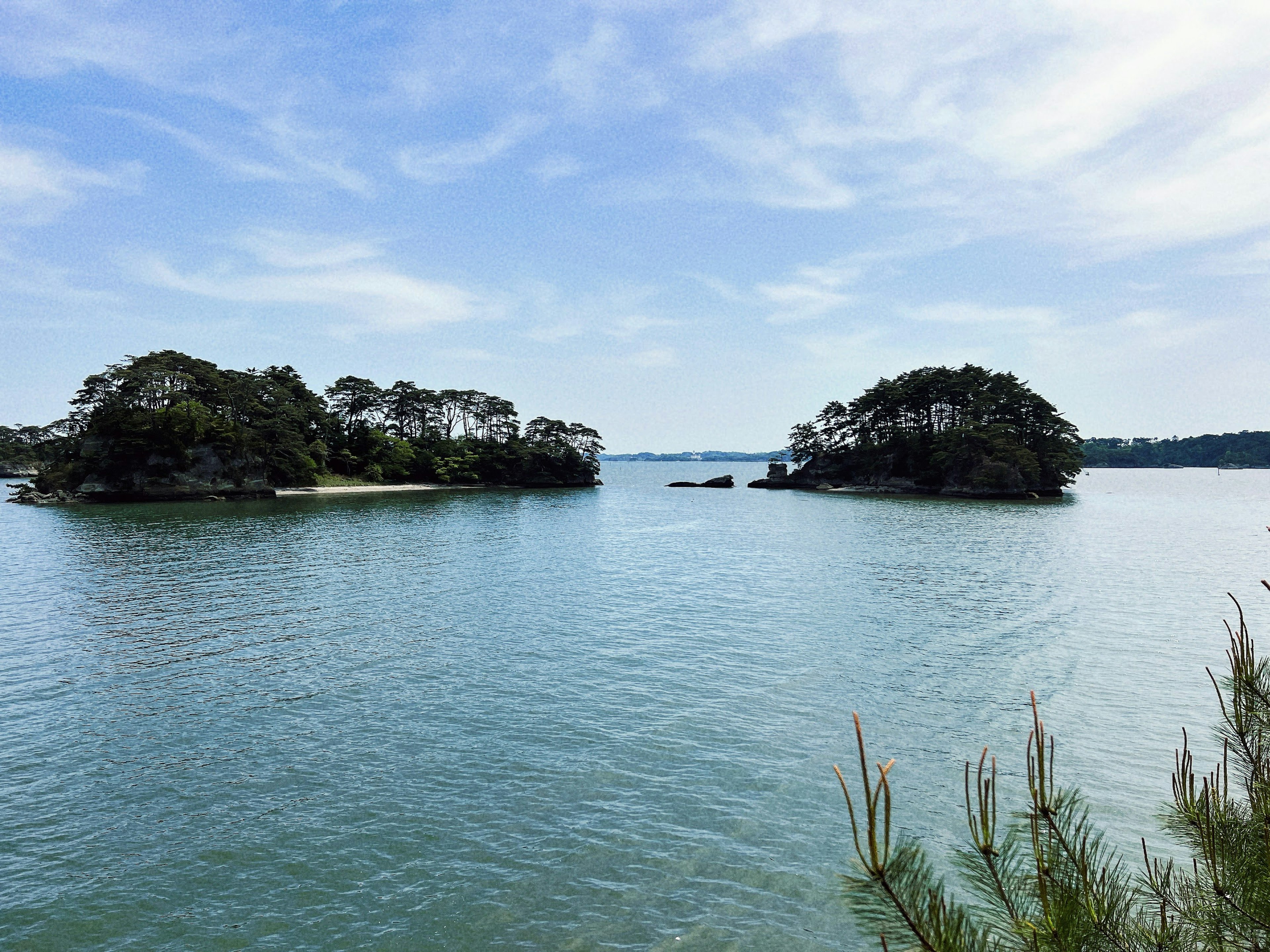 Malersicher Blick auf ruhiges blaues Wasser mit kleinen Inseln