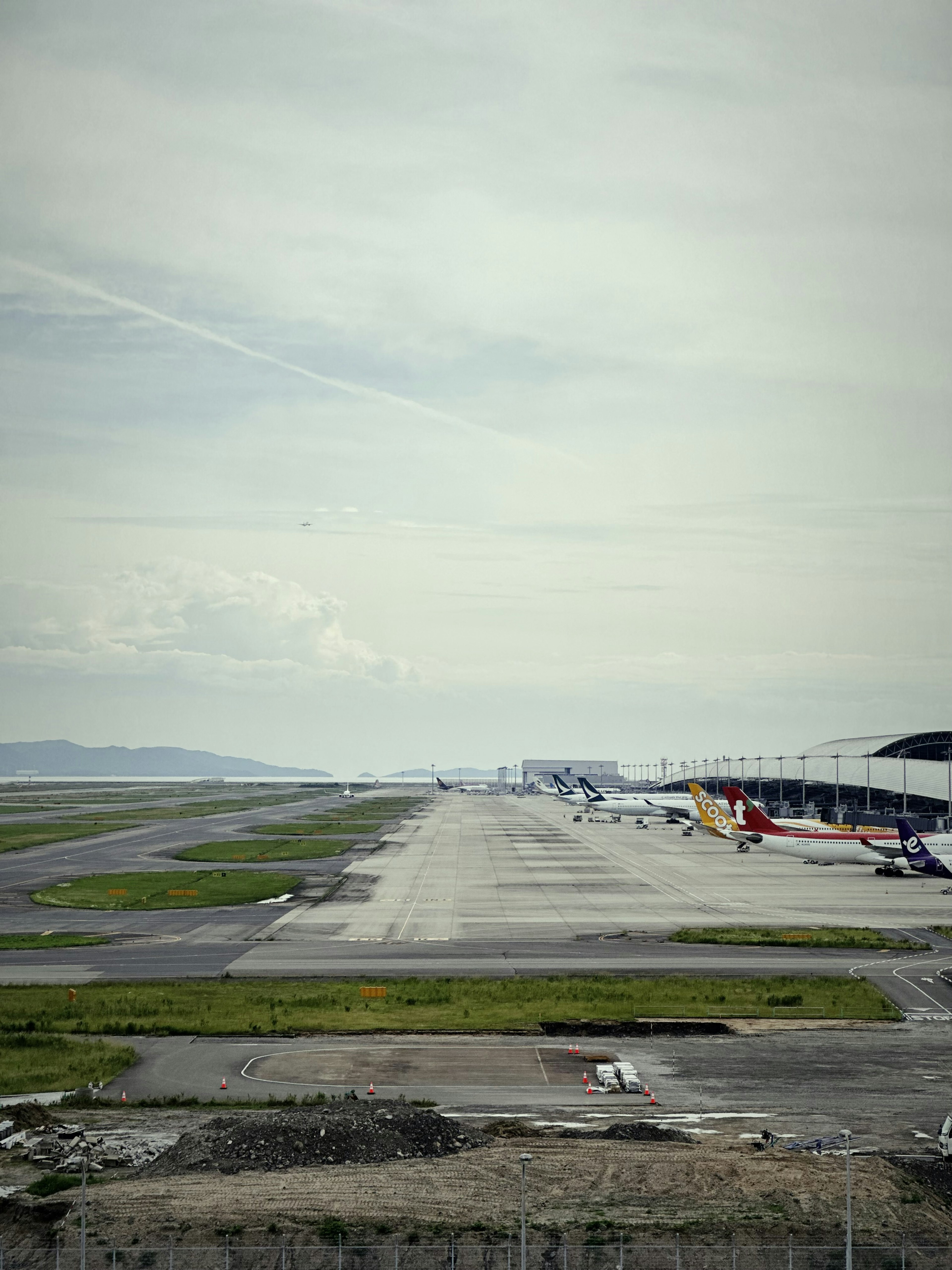 Blick auf eine Landebahn und ein Flughafenterminal