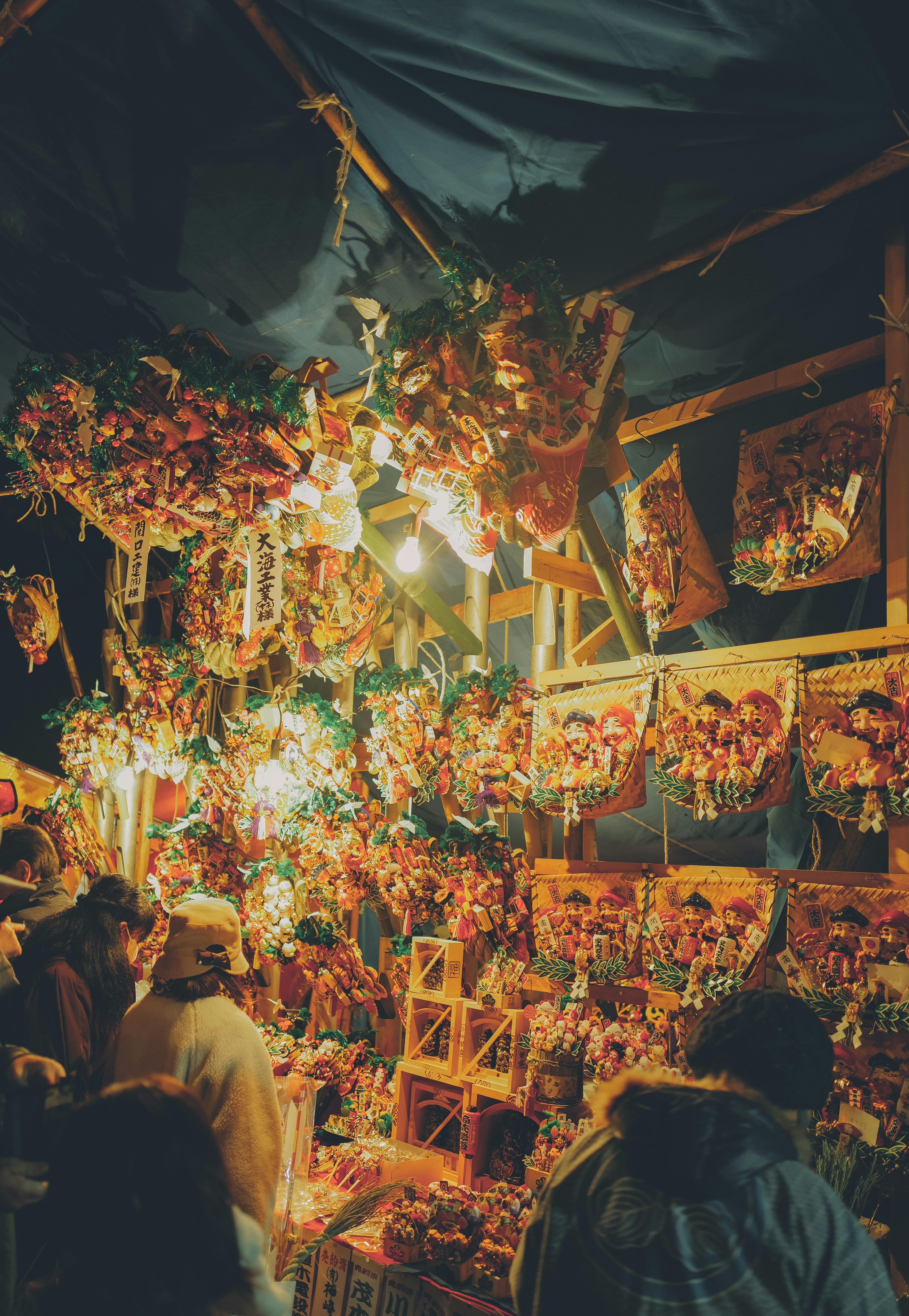 Puesto de mercado nocturno decorado con objetos coloridos y luces brillantes con personas disfrutando