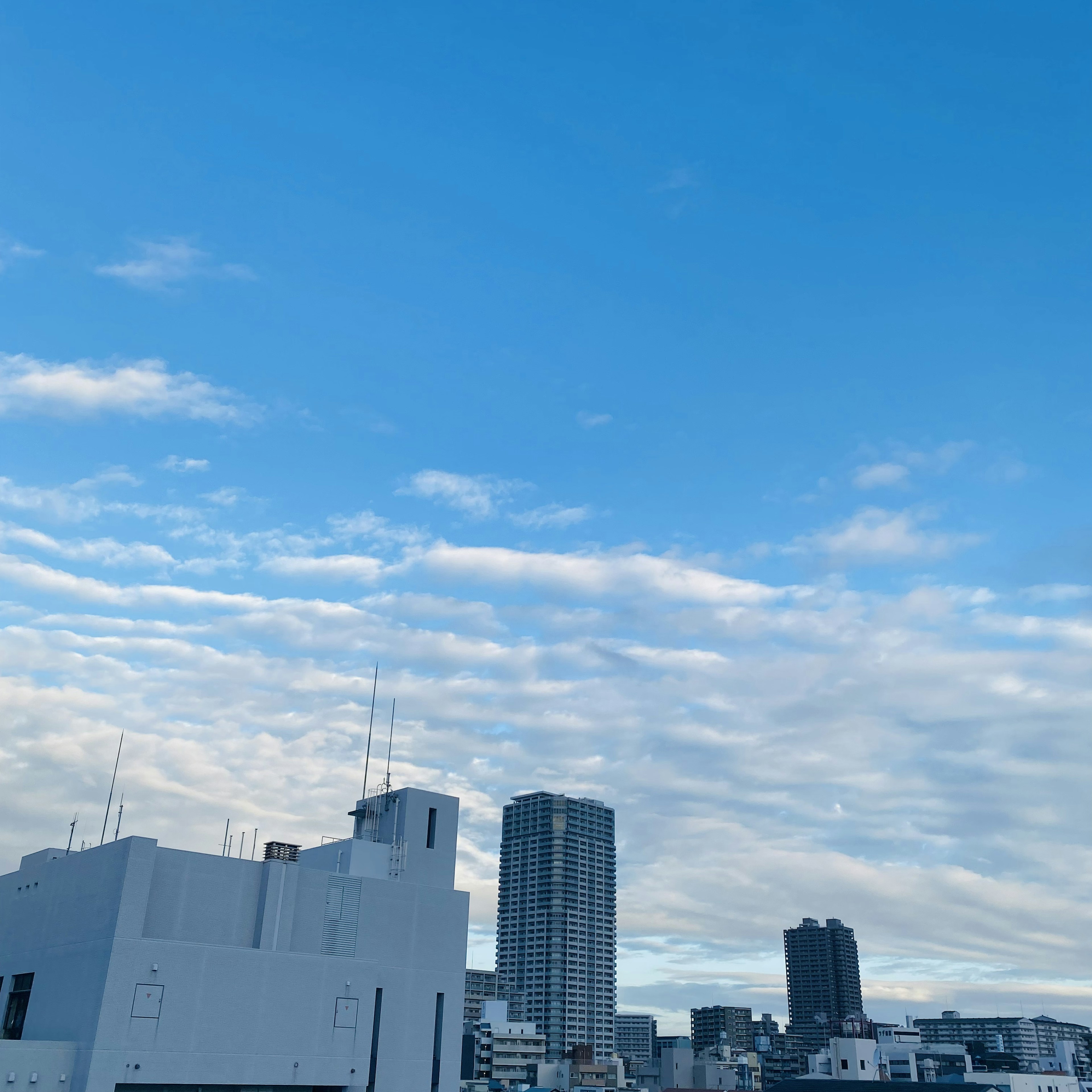 青空と雲のある都市の風景 高層ビルが並ぶ