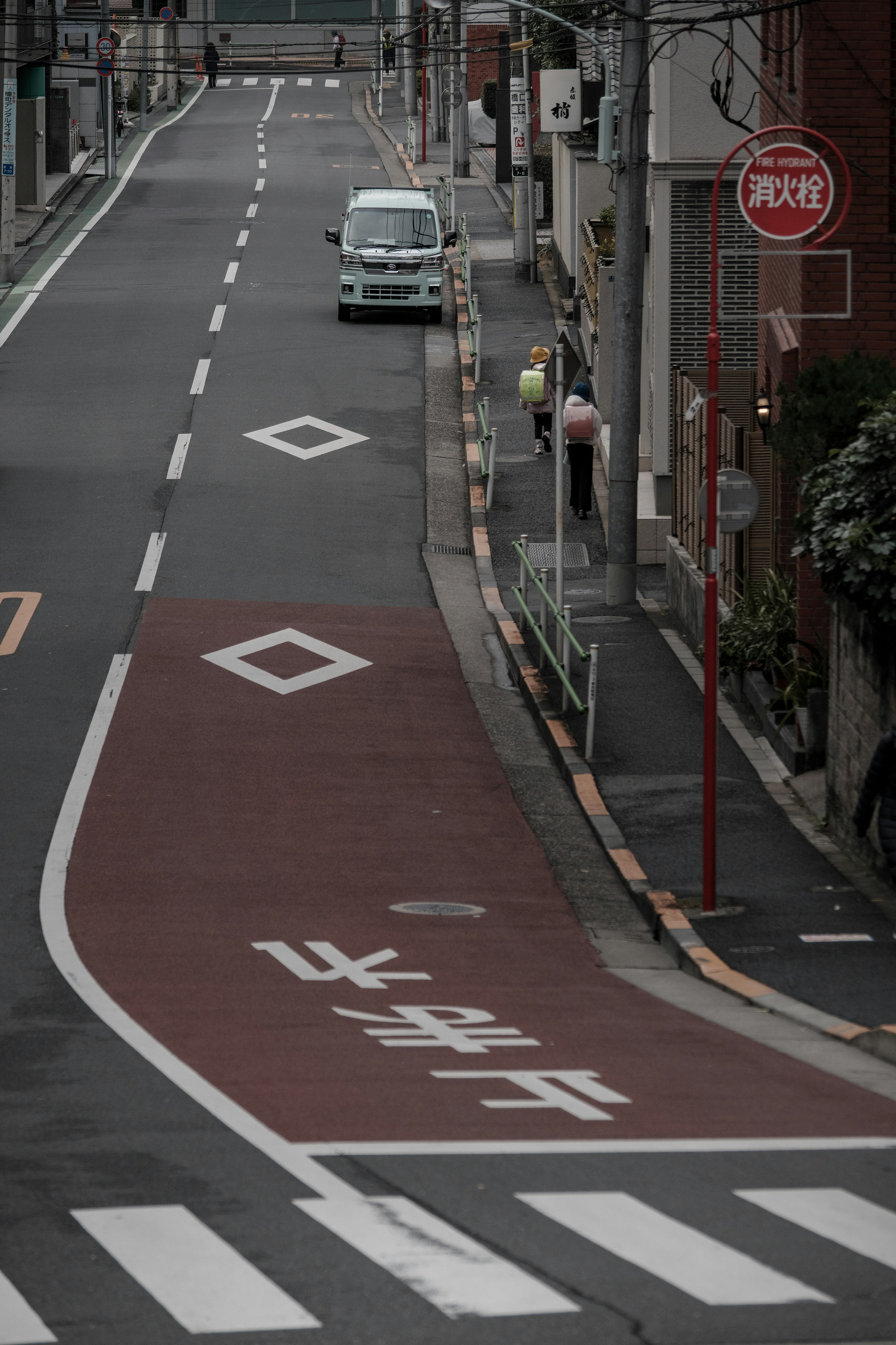 静かな街の通りの風景と車の走行