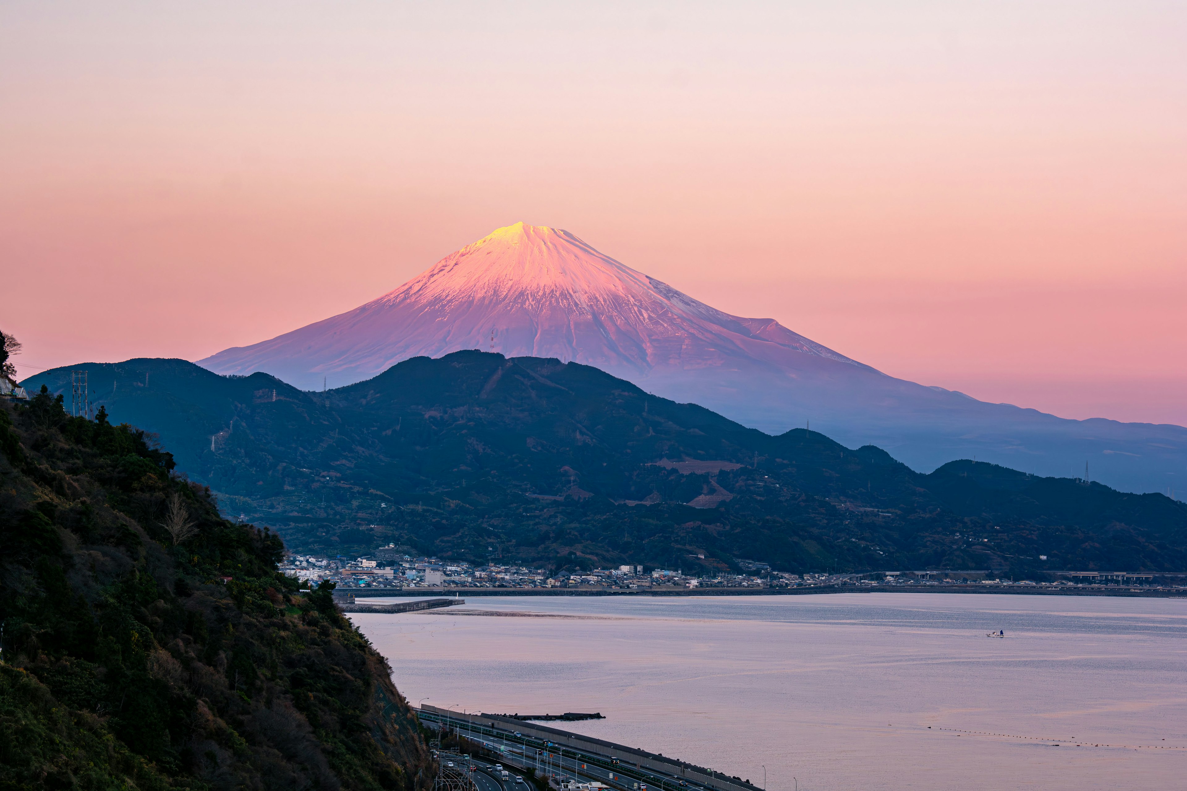 Mont Fuji illuminé par le coucher de soleil avec ciel rose