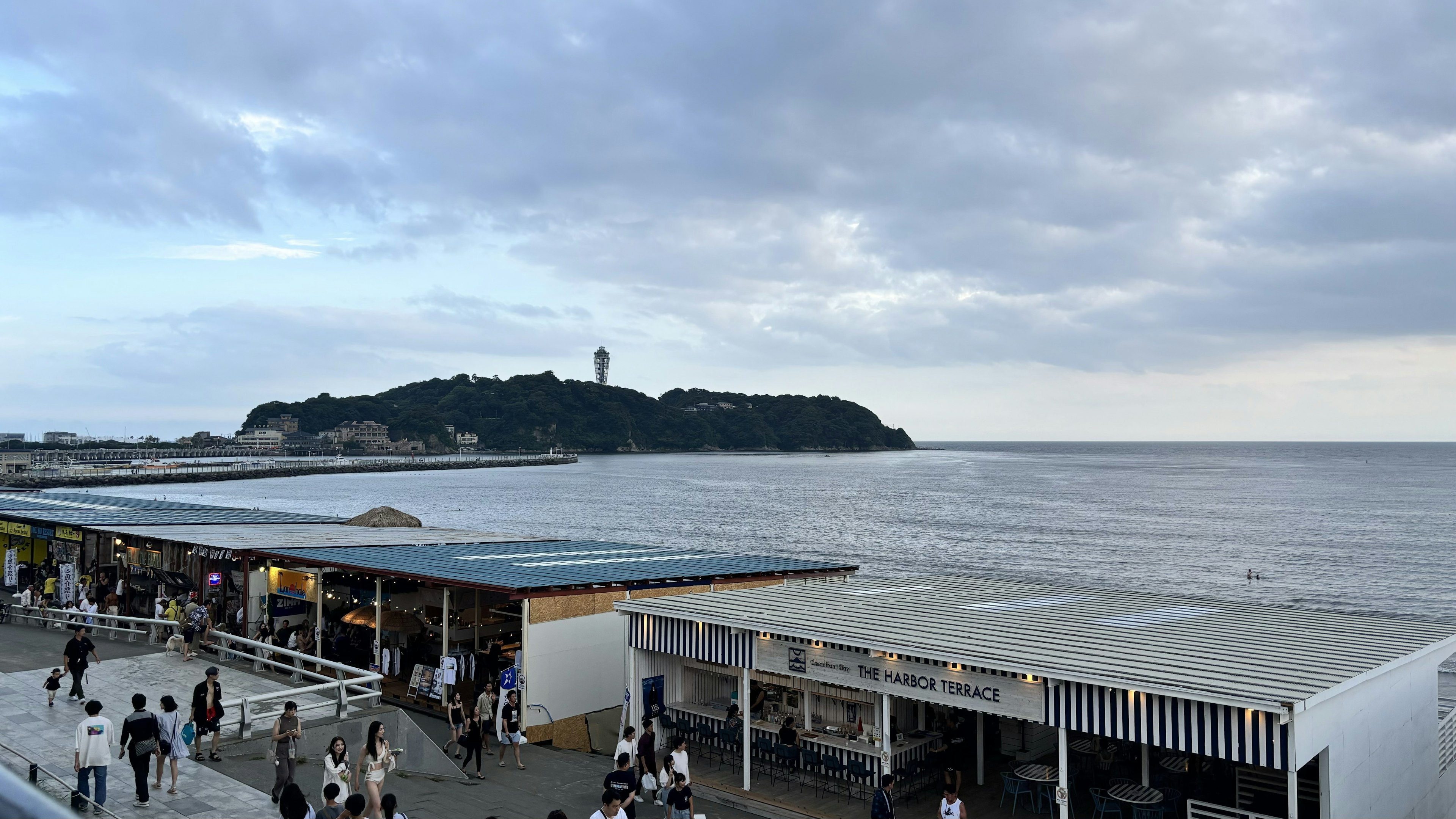 Vue de l'océan et de l'île avec des gens rassemblés