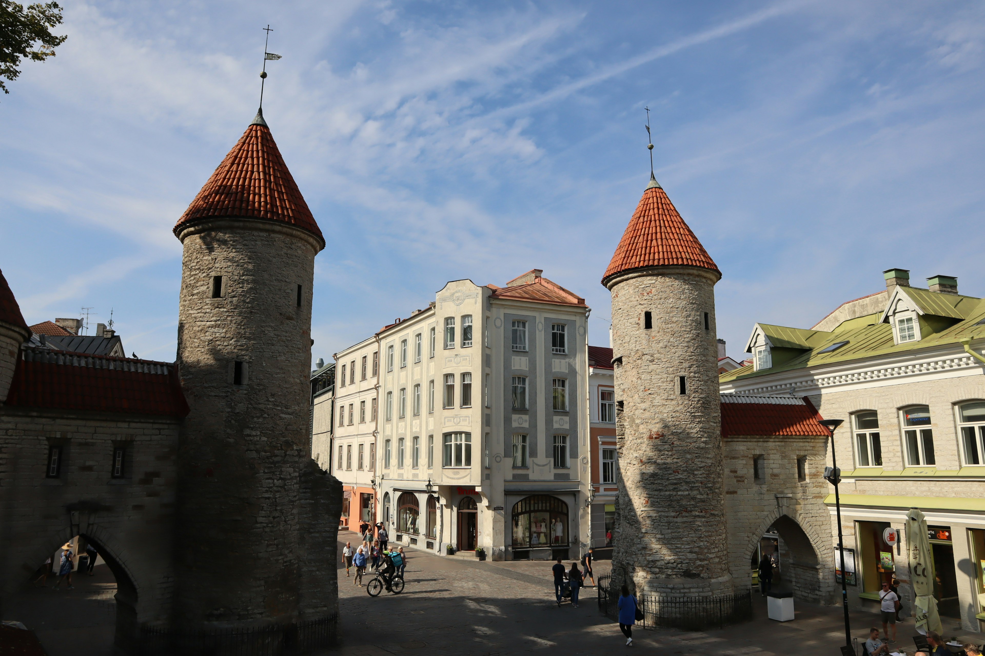 Torres medievales y edificios en el casco antiguo de Tallin