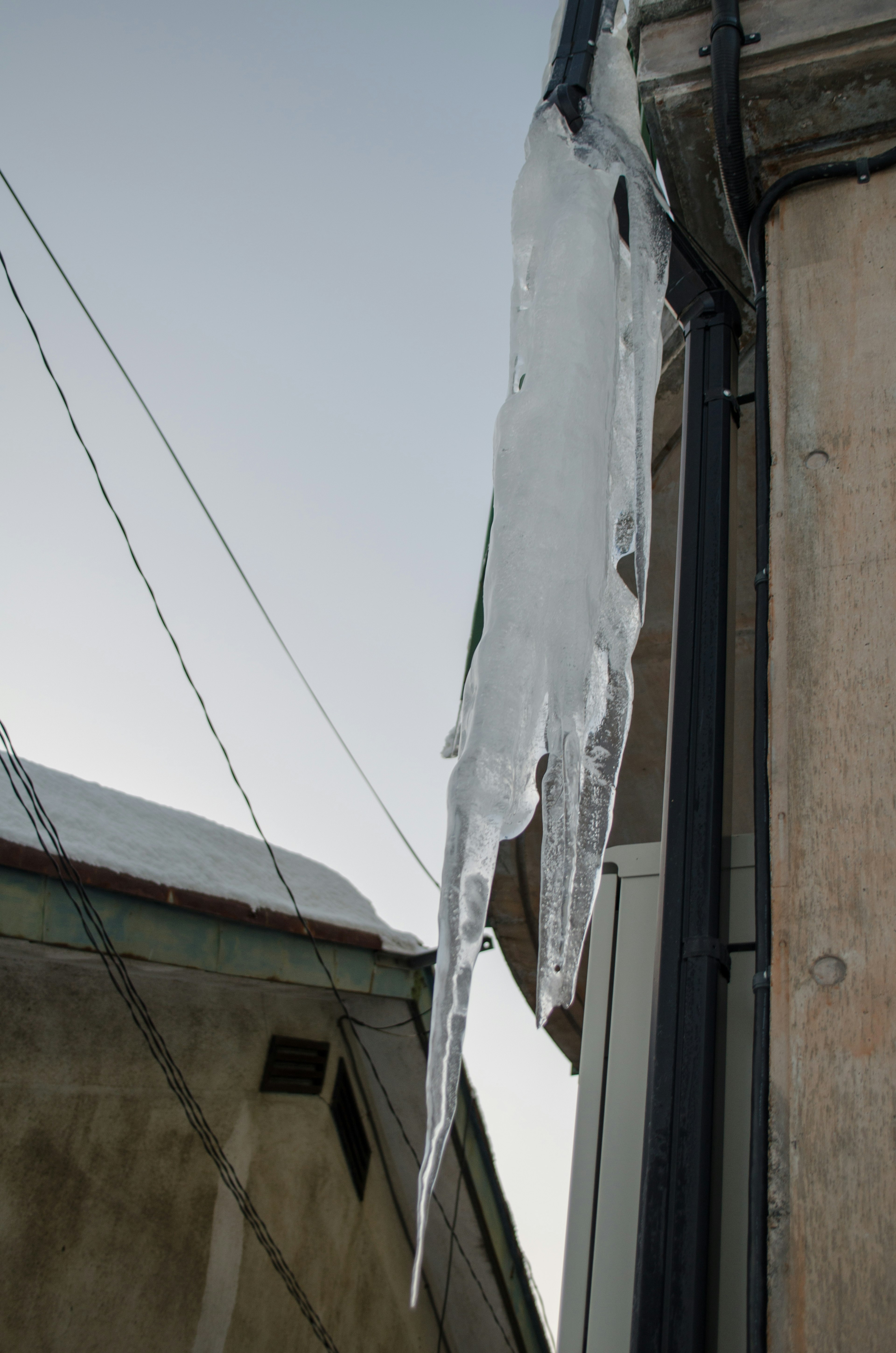 Glaçon suspendu à un mur de bâtiment