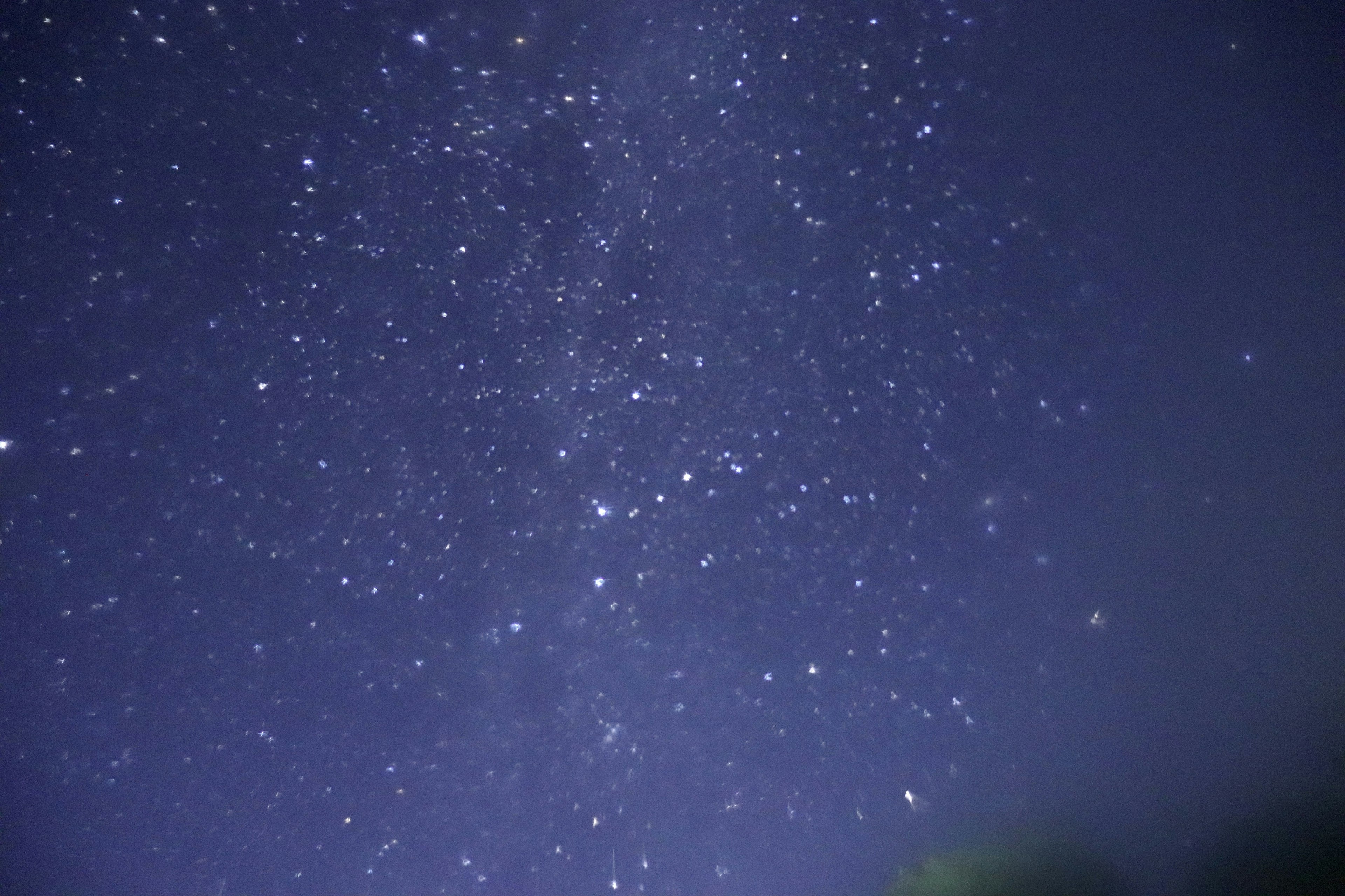 Un hermoso cielo nocturno lleno de estrellas brillantes