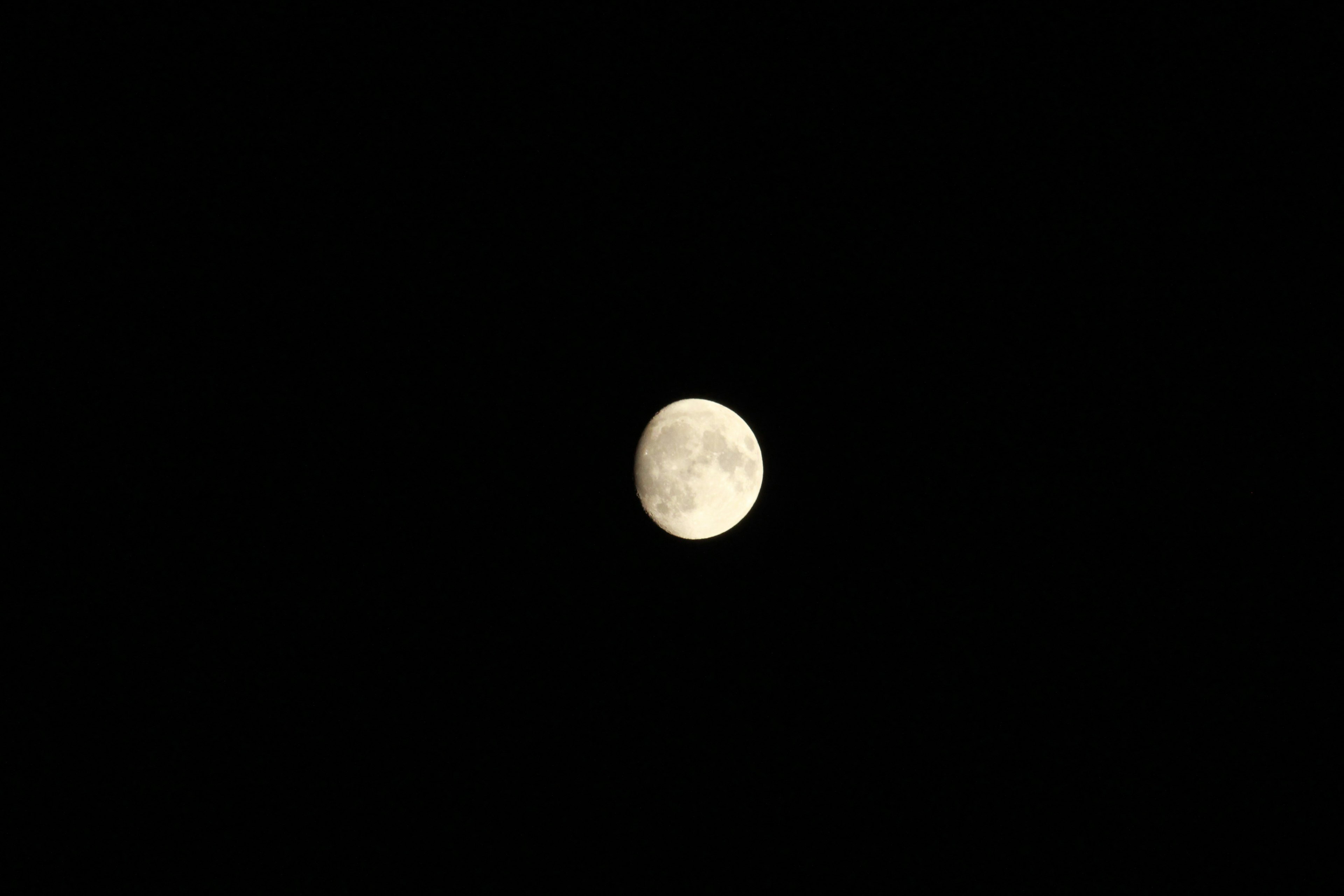 Une demi-lune brillante sur un fond noir